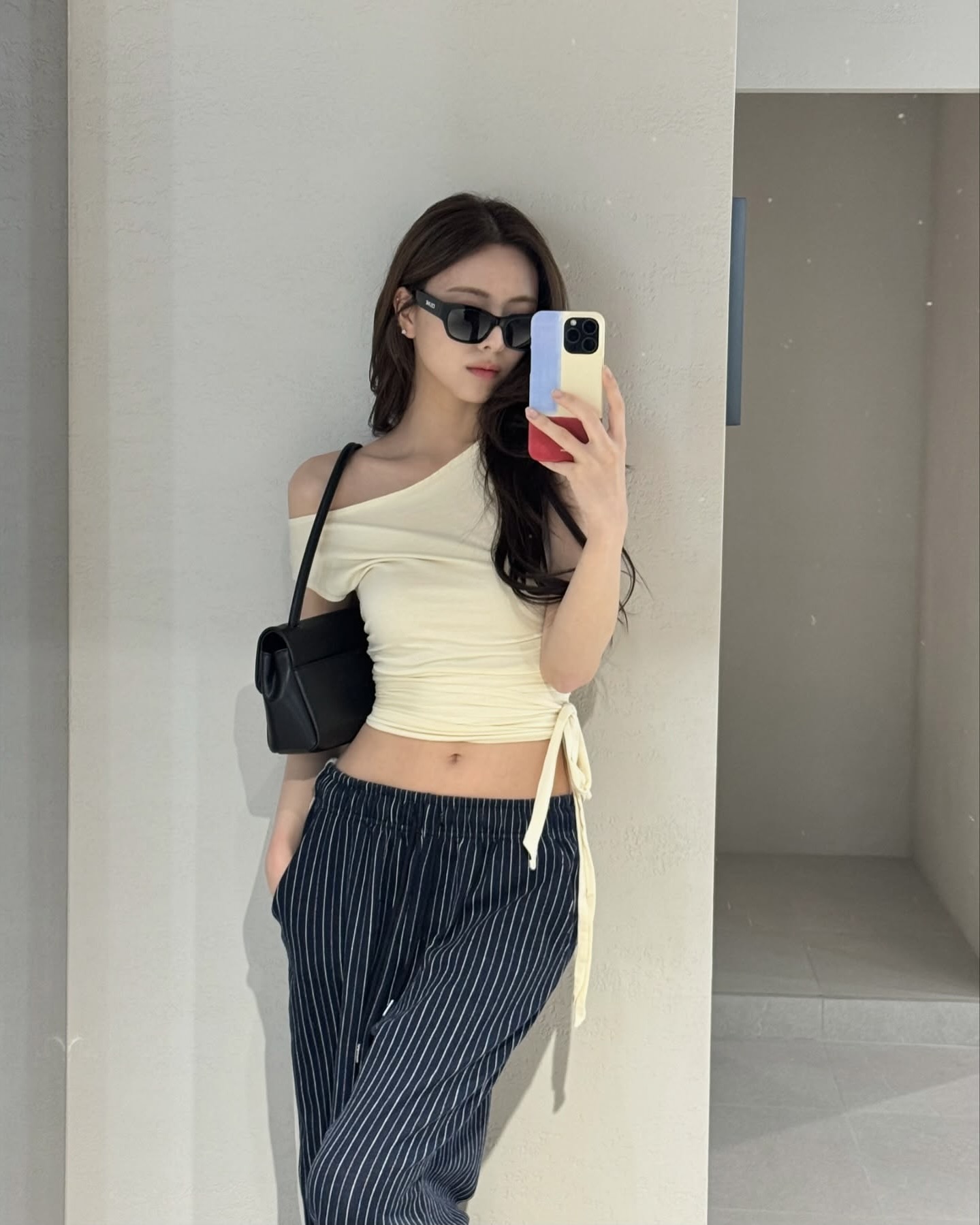 한줌 허리 자랑하는 크롭탑👚🤍
핏도 분위기도 살려주는 여름 스타일링 완성✨ 이미지5