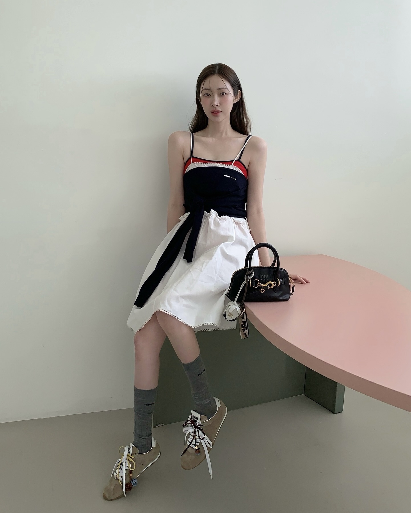 레이어드만큼 스타일 무기 없어💡
여름 레이어드 공식 탈탈 털어왔으니, 이렇게만 입어봐요☑️

센스 있게 여름나고 싶다면, 민소매 레이어드로 해결하세요.

1. 티셔츠 레이어드
슬림한 핏의 반팔티 위에 나시를 레이어드하면 단정하고 감각적인 스타일을 만들어 줍니다. 단독으로 민소매 착용이 부담스러웠던 분이나 출근룩으로 활용하기 좋은 조합입니다. 

2. 셔츠 레이어드
셔츠 위에 나시를 레이어드하면, 캐주얼한 나시에 세련되고 격식 있는 무드를 만들 수 있습니다. 단추 몇 개 풀어서 여유 있게 연출할 수 있으며, 데일리룩부터 하객룩까지 다양하게 활용할 수 있는 룩입니다.

3. 민소매 레이어드
더운 날씨에도 레이어드 포기 못한다면, 나시 위에 나시 한 겹을 더해 시원함을 유지하면서도 깔끔하고 스타일리시한 룩을 완성할 수 있습니다. 소재나 컬러를 다르게 매치하면 더욱 트렌디한 연출 가능합니다. 이미지7