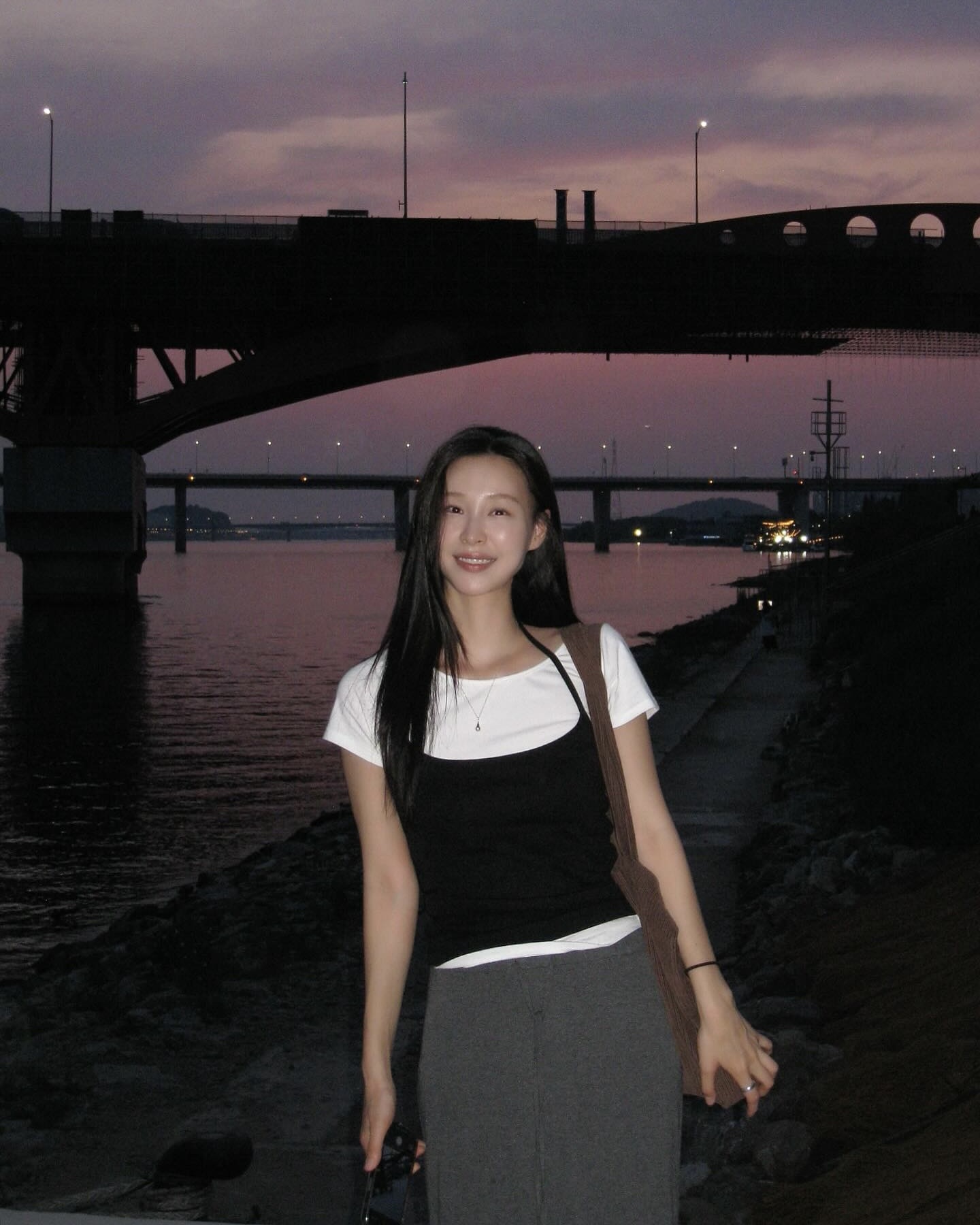 레이어드만큼 스타일 무기 없어💡
여름 레이어드 공식 탈탈 털어왔으니, 이렇게만 입어봐요☑️

센스 있게 여름나고 싶다면, 민소매 레이어드로 해결하세요.

1. 티셔츠 레이어드
슬림한 핏의 반팔티 위에 나시를 레이어드하면 단정하고 감각적인 스타일을 만들어 줍니다. 단독으로 민소매 착용이 부담스러웠던 분이나 출근룩으로 활용하기 좋은 조합입니다. 

2. 셔츠 레이어드
셔츠 위에 나시를 레이어드하면, 캐주얼한 나시에 세련되고 격식 있는 무드를 만들 수 있습니다. 단추 몇 개 풀어서 여유 있게 연출할 수 있으며, 데일리룩부터 하객룩까지 다양하게 활용할 수 있는 룩입니다.

3. 민소매 레이어드
더운 날씨에도 레이어드 포기 못한다면, 나시 위에 나시 한 겹을 더해 시원함을 유지하면서도 깔끔하고 스타일리시한 룩을 완성할 수 있습니다. 소재나 컬러를 다르게 매치하면 더욱 트렌디한 연출 가능합니다. 이미지2