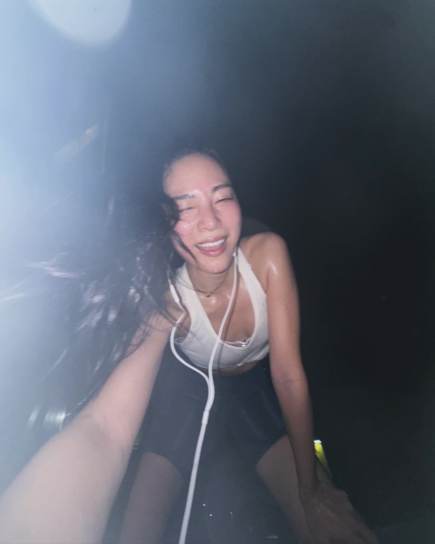 사쿠라코가 선택한 여름 러닝룩🏃🏻‍♀️
달리는 순간에도 스타일은 완벽하게 러너의 여름 필수템 3️⃣

러닝에도 패션 감각을 더하고 싶다면, 이 아이템들을 추천합니다. 

1. 나이키 드라이핏 플라이 스우시 캡, 3만 원대
햇빛을 차단하면서도 스타일을 해치지 않는 화이트 러닝 캡은 여름 러너의 필수템입니다. 사쿠라코가 선택한 이 캡은 장시간 착용해도 쾌적함을 유지해 주며, 어떤 러닝룩에도 무난하게 어울립니다.

2. 나이키 에어로스위프트 드라이핏 쇼츠, 9만 원대
사쿠라코의 러닝 착장에서 자주 보이는 아이템은 나이키의 블랙 쇼츠입니다. 이 팬츠는 수분을 빠르게 발산하는 소재로 제작돼 러너에게 안성맞춤입니다. 탱크톱과 매치해 실용적인 스타일을 완성하면서, 양쪽의 로고 플레이가 힙한 무드를 더해 줍니다.

3. 애플 유선 이어폰, 2만 원대
다시 돌아온 트렌드일까요? 요즘 들어 유선 이어폰 사용자들이 눈에 띄게 늘고 있습니다. 배터리 걱정 없이 사용할 수 있는 줄이어폰은 킥 아이템. 러닝 중에도 사운드를 포기하지 않는 사쿠라코의 러닝코어. 이미지9