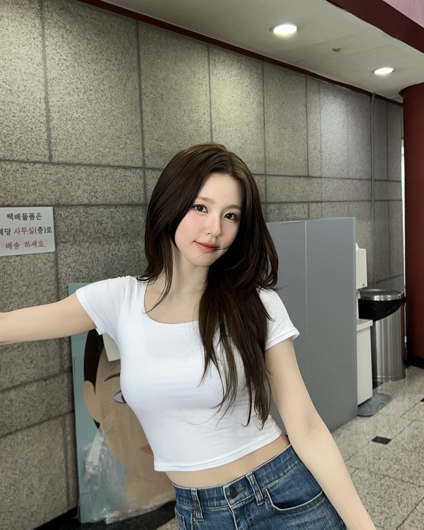 한줌 허리 자랑하는 크롭탑👚🤍
핏도 분위기도 살려주는 여름 스타일링 완성✨ 이미지4