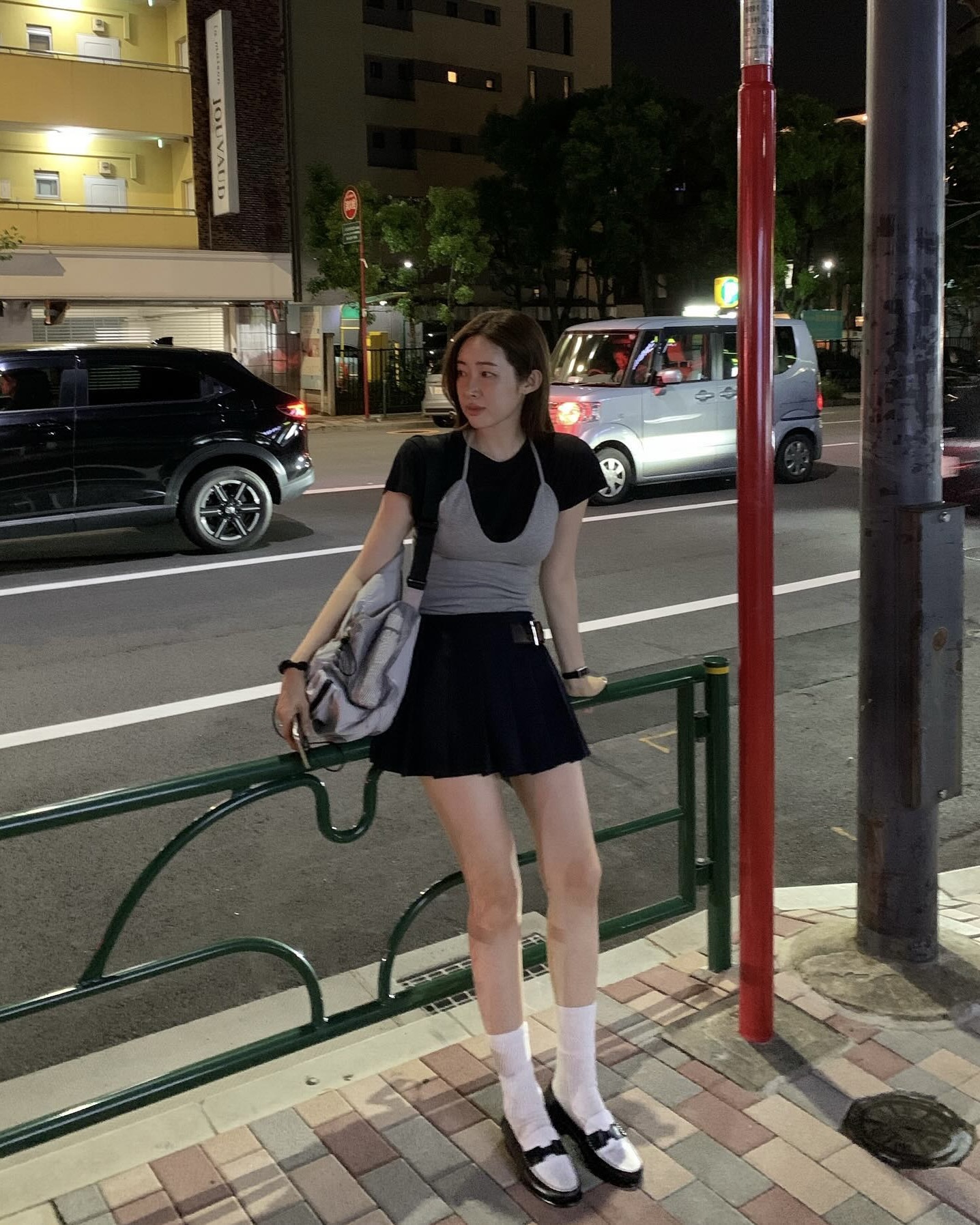레이어드만큼 스타일 무기 없어💡 여름 레이어드 공식 탈탈 털어왔으니, 이렇게만 입어봐요☑️  센스 있게 여름나고 싶다면, 민소매 레이어드로 해결하세요.  1. 티셔츠 레이어드 슬림한 핏의 반팔티 위에 나시를 레이어드하면 단정하고 감각적인 스타일을 만들어 줍니다. 단독으로 민소매 착용이 부담스러웠던 분이나 출근룩으로 활용하기 좋은 조합입니다.   2. 셔츠 레이어드 셔츠 위에 나시를 레이어드하면, 캐주얼한 나시에 세련되고 격식 있는 무드를 만들 수 있습니다. 단추 몇 개 풀어서 여유 있게 연출할 수 있으며, 데일리룩부터 하객룩까지 다양하게 활용할 수 있는 룩입니다.  3. 민소매 레이어드 더운 날씨에도 레이어드 포기 못한다면, 나시 위에 나시 한 겹을 더해 시원함을 유지하면서도 깔끔하고 스타일리시한 룩을 완성할 수 있습니다. 소재나 컬러를 다르게 매치하면 더욱 트렌디한 연출 가능합니다. 이미지