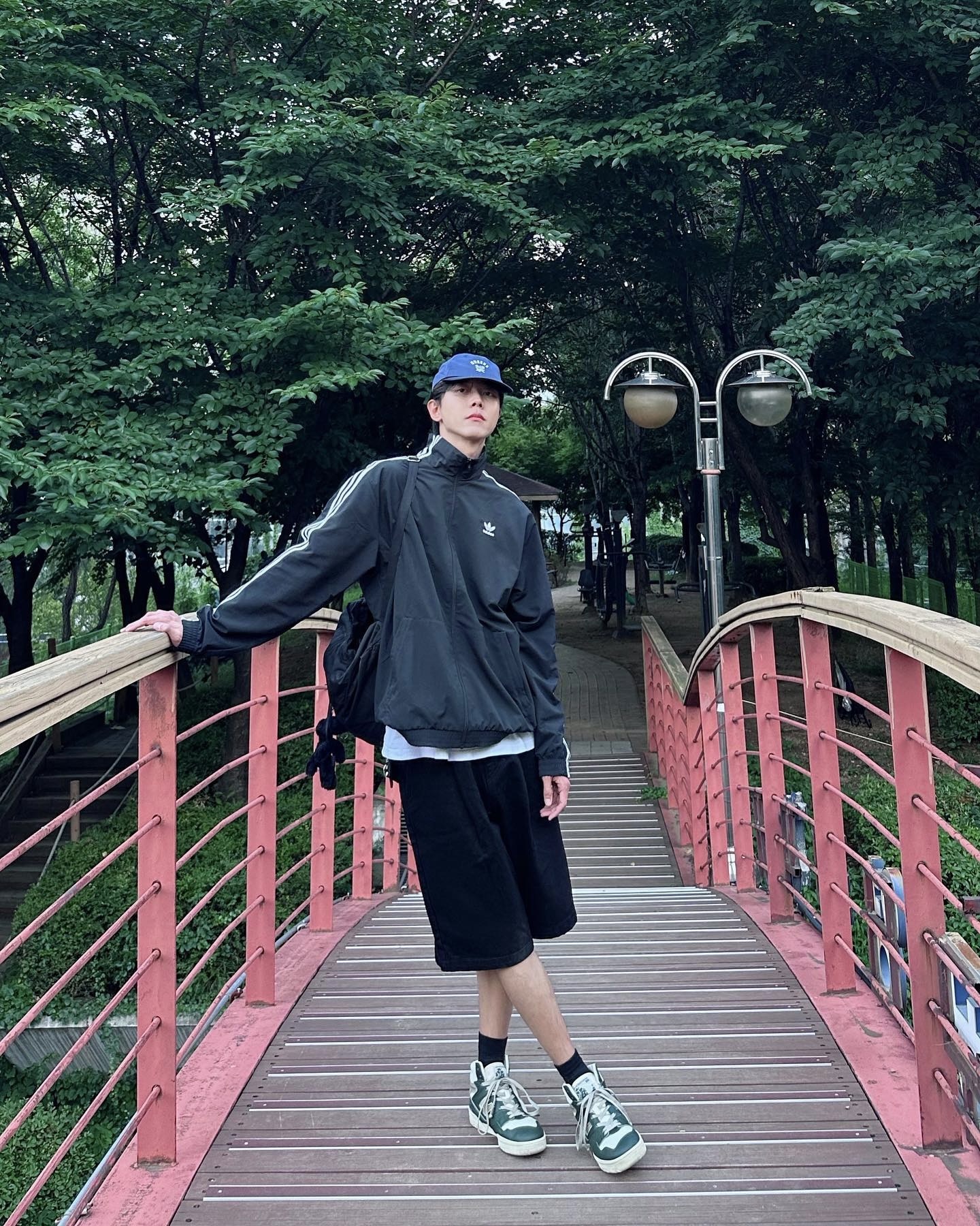 하늘에 구멍 뚫린 거 아냐?
신발은 모르겠고, 상의라도 지키자! 여름 바람막이 스타일링⛈️

배우 이동휘와 모델 주우재의 착장을 통해 여름 집중호우에서도 견딜 수 있는 바람막이 스타일링에 대해 알아보겠습니다.

1.아워레가시 워크샵 나일론 태피터 러닝 자켓

전, 후면 로고에 스카치 소재가 적용된 아워레가시의 바람막이입니다. 러닝용으로 제작되어 다른 바람막이에 비해 가볍습니다. 스카치 소재가 더해진 아이템과 매치하면 스트릿하게 연출할 수 있습니다.

2. 아디다스 락업 트랙탑
삼선 스트라이프와 트레포일 로고가 아디다스 특유의 레트로 무드를 강조합니다. 여유로운 실루엣과 깔끔한 블랙 컬러로, 여러 아이템과 간편하게 매치할 수 있는 바람막이입니다. 이미지6