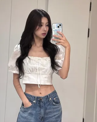 한줌 허리 자랑하는 크롭탑👚🤍
핏도 분위기도 살려주는 여름 스타일링 완성✨ 이미지