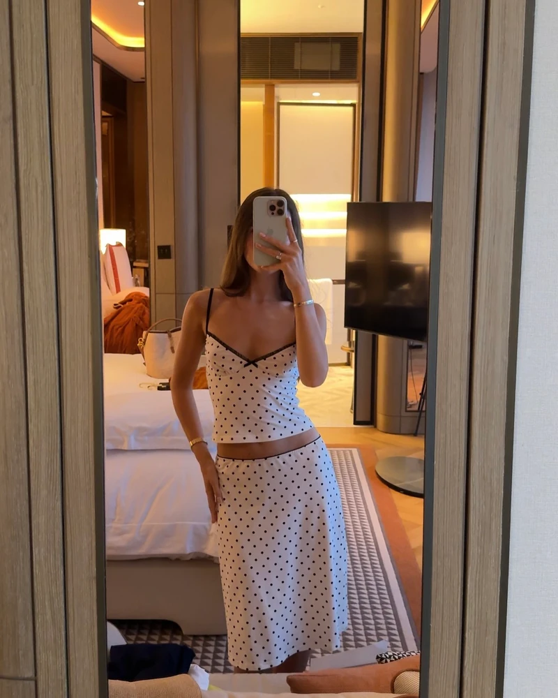 도트 입는 순간 귀여움 추가💘
패턴 하나로 사랑스러운 분위기 완성✨ 이미지3