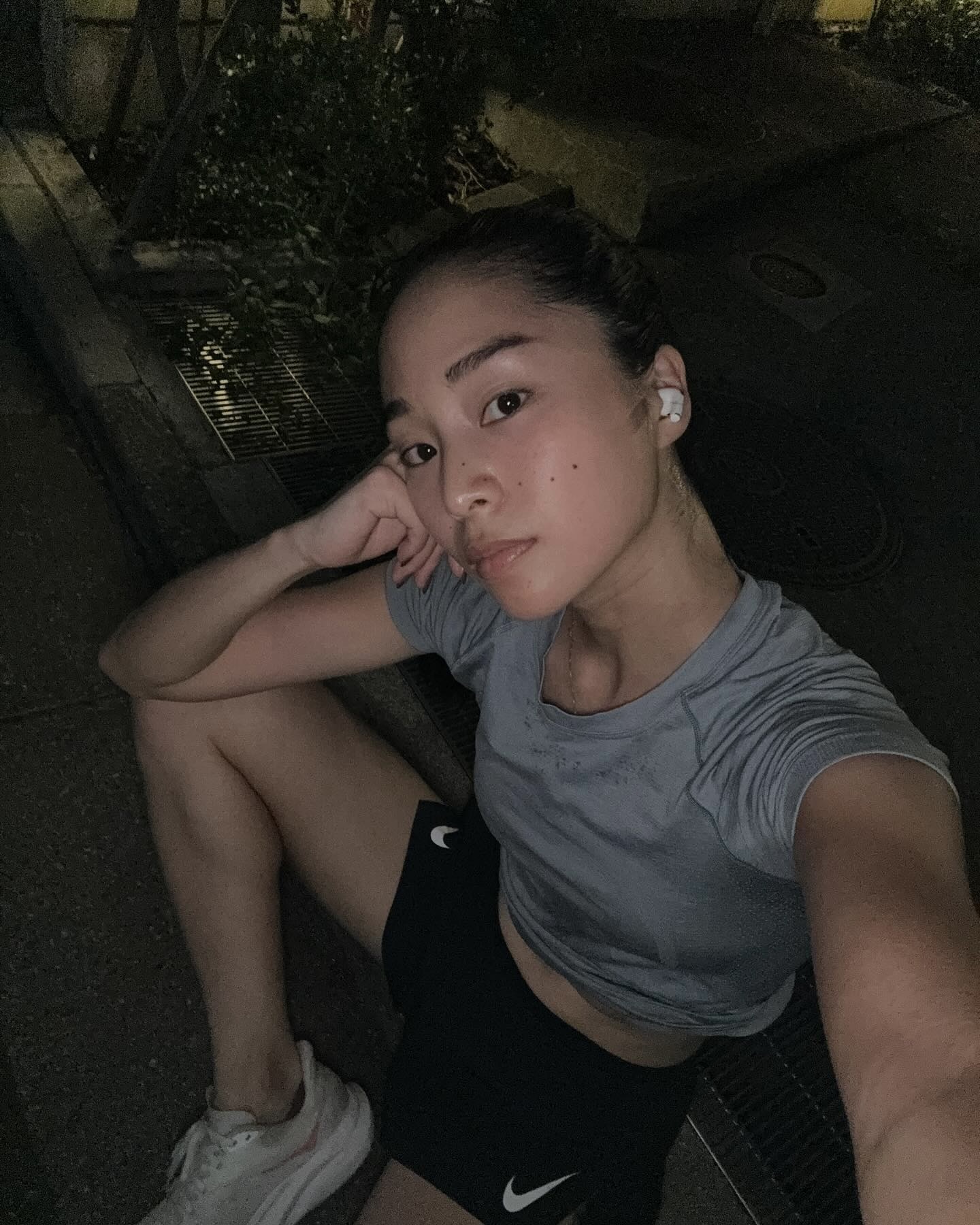 사쿠라코가 선택한 여름 러닝룩🏃🏻‍♀️
달리는 순간에도 스타일은 완벽하게 러너의 여름 필수템 3️⃣

러닝에도 패션 감각을 더하고 싶다면, 이 아이템들을 추천합니다. 

1. 나이키 드라이핏 플라이 스우시 캡, 3만 원대
햇빛을 차단하면서도 스타일을 해치지 않는 화이트 러닝 캡은 여름 러너의 필수템입니다. 사쿠라코가 선택한 이 캡은 장시간 착용해도 쾌적함을 유지해 주며, 어떤 러닝룩에도 무난하게 어울립니다.

2. 나이키 에어로스위프트 드라이핏 쇼츠, 9만 원대
사쿠라코의 러닝 착장에서 자주 보이는 아이템은 나이키의 블랙 쇼츠입니다. 이 팬츠는 수분을 빠르게 발산하는 소재로 제작돼 러너에게 안성맞춤입니다. 탱크톱과 매치해 실용적인 스타일을 완성하면서, 양쪽의 로고 플레이가 힙한 무드를 더해 줍니다.

3. 애플 유선 이어폰, 2만 원대
다시 돌아온 트렌드일까요? 요즘 들어 유선 이어폰 사용자들이 눈에 띄게 늘고 있습니다. 배터리 걱정 없이 사용할 수 있는 줄이어폰은 킥 아이템. 러닝 중에도 사운드를 포기하지 않는 사쿠라코의 러닝코어. 이미지6