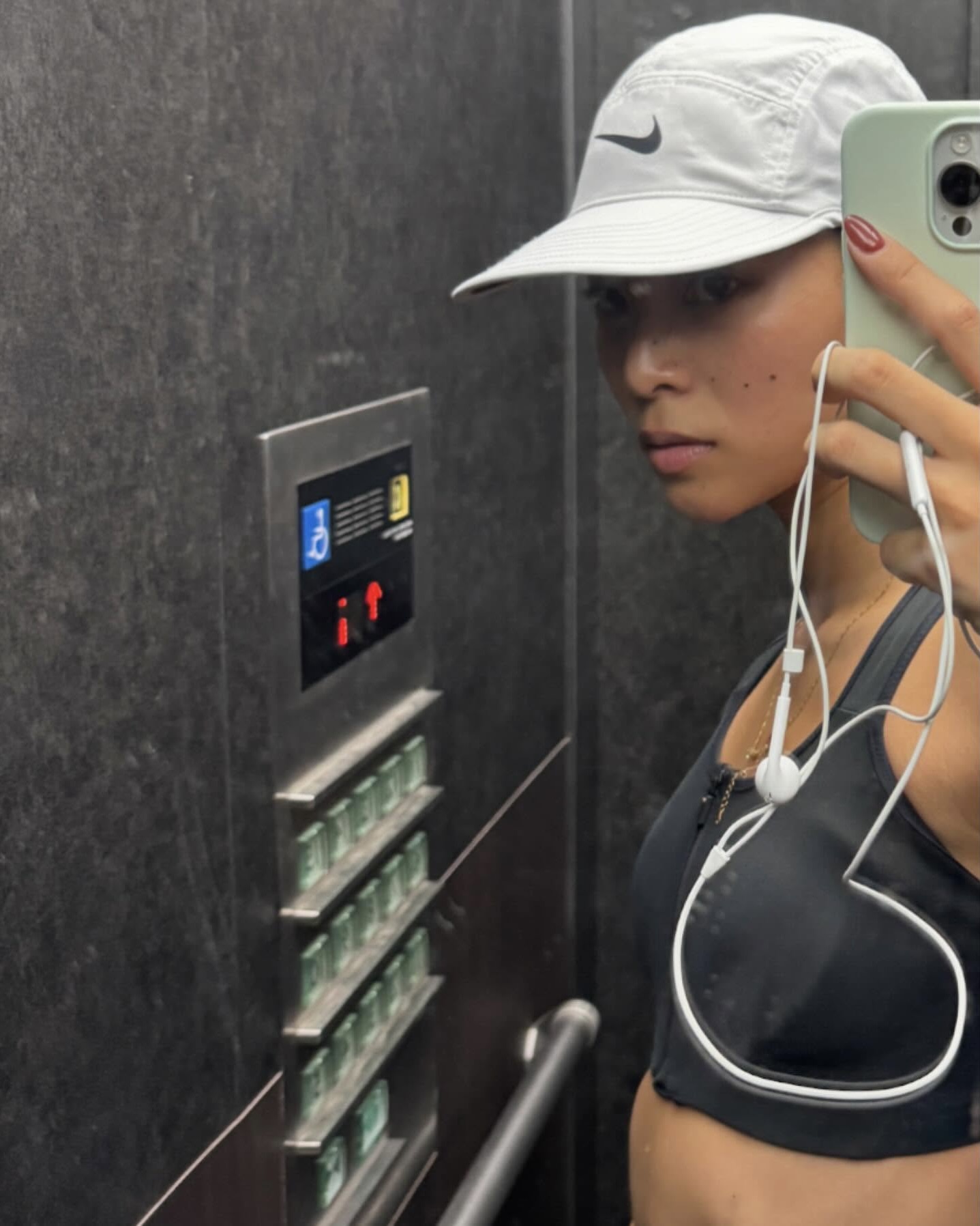 사쿠라코가 선택한 여름 러닝룩🏃🏻‍♀️
달리는 순간에도 스타일은 완벽하게 러너의 여름 필수템 3️⃣

러닝에도 패션 감각을 더하고 싶다면, 이 아이템들을 추천합니다. 

1. 나이키 드라이핏 플라이 스우시 캡, 3만 원대
햇빛을 차단하면서도 스타일을 해치지 않는 화이트 러닝 캡은 여름 러너의 필수템입니다. 사쿠라코가 선택한 이 캡은 장시간 착용해도 쾌적함을 유지해 주며, 어떤 러닝룩에도 무난하게 어울립니다.

2. 나이키 에어로스위프트 드라이핏 쇼츠, 9만 원대
사쿠라코의 러닝 착장에서 자주 보이는 아이템은 나이키의 블랙 쇼츠입니다. 이 팬츠는 수분을 빠르게 발산하는 소재로 제작돼 러너에게 안성맞춤입니다. 탱크톱과 매치해 실용적인 스타일을 완성하면서, 양쪽의 로고 플레이가 힙한 무드를 더해 줍니다.

3. 애플 유선 이어폰, 2만 원대
다시 돌아온 트렌드일까요? 요즘 들어 유선 이어폰 사용자들이 눈에 띄게 늘고 있습니다. 배터리 걱정 없이 사용할 수 있는 줄이어폰은 킥 아이템. 러닝 중에도 사운드를 포기하지 않는 사쿠라코의 러닝코어. 이미지8