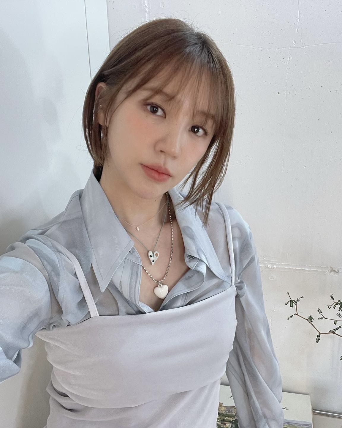 윤은혜 최애 여름 향수 알려줄게😆
여름에 뿌리기 딱 좋은 애착 향수 4가지 리스트🌿 

자꾸 생각나는 윤은혜의 여름 향수, 지금 소개해드릴게요.

1. 로에베 001 맨 오드 퍼퓸 50ml, 18만 원대
베르가못과 만다린으로 시작해, 파우더리한 우디 향으로 마무리되는 향수입니다. 001 우먼 플로럴향과 레이어드하면 매력을 더할 수 있습니다

2. 불리 오 트리쁠 멕시크 튜베로즈 75ml, 20만 원대
튜베로즈 워터 베이스 향수로, 부드럽고 세련된 플로럴 향에 스파이시 클로브와 바닐라, 머스크가 어우러지는향입니다.

3. 메종 프란시스 아쿠아 유니버셜 70ml, 29만 원대
레몬과 머스크가 어우러진 향으로, 산뜻하고 부드럽게 감도는 파우더리한 잔향이 매력적인 향입니다.

4. 톰포드 솔레 디 포지타노 50ml, 40만 원대
레몬과 만다린의 청량한 시트러스에 은은한 꽃향이 어우러진, 산뜻하고 부드러운 여름 향 입니다. 이미지7