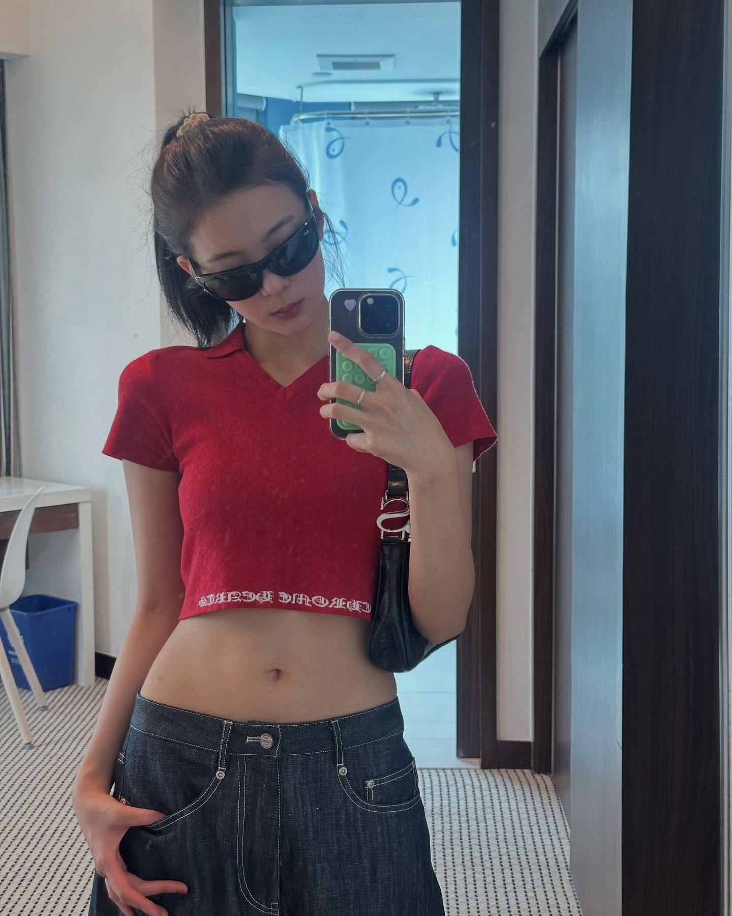 한줌 허리 자랑하는 크롭탑👚🤍
핏도 분위기도 살려주는 여름 스타일링 완성✨ 이미지7