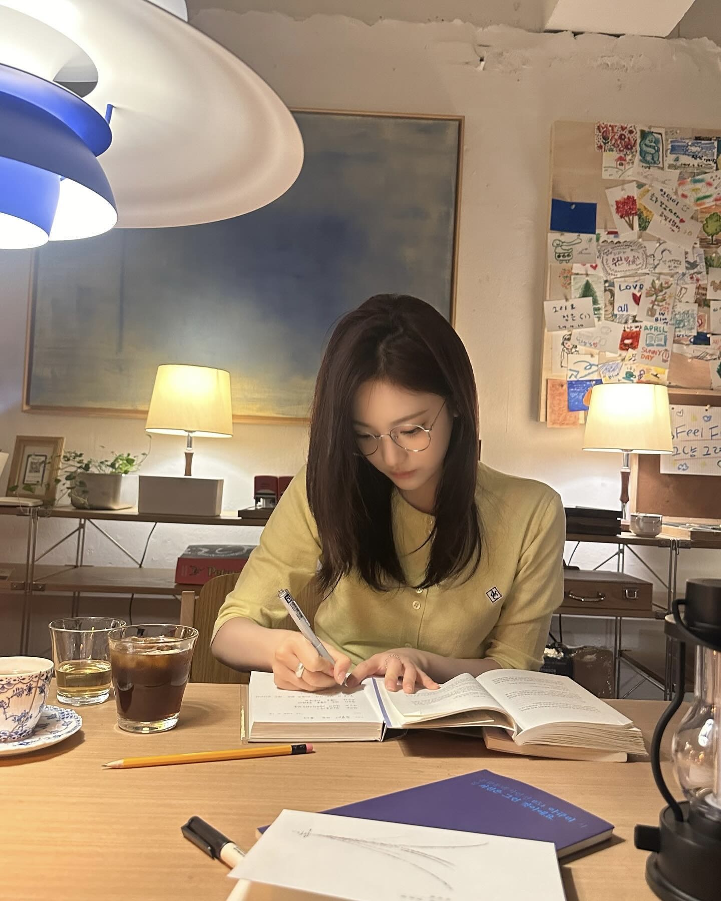 햇빛도 에어컨도 걱정 끝🤍
실내외 온도차에 걸치기 좋은 여름 가디건 스타일링✨ 이미지