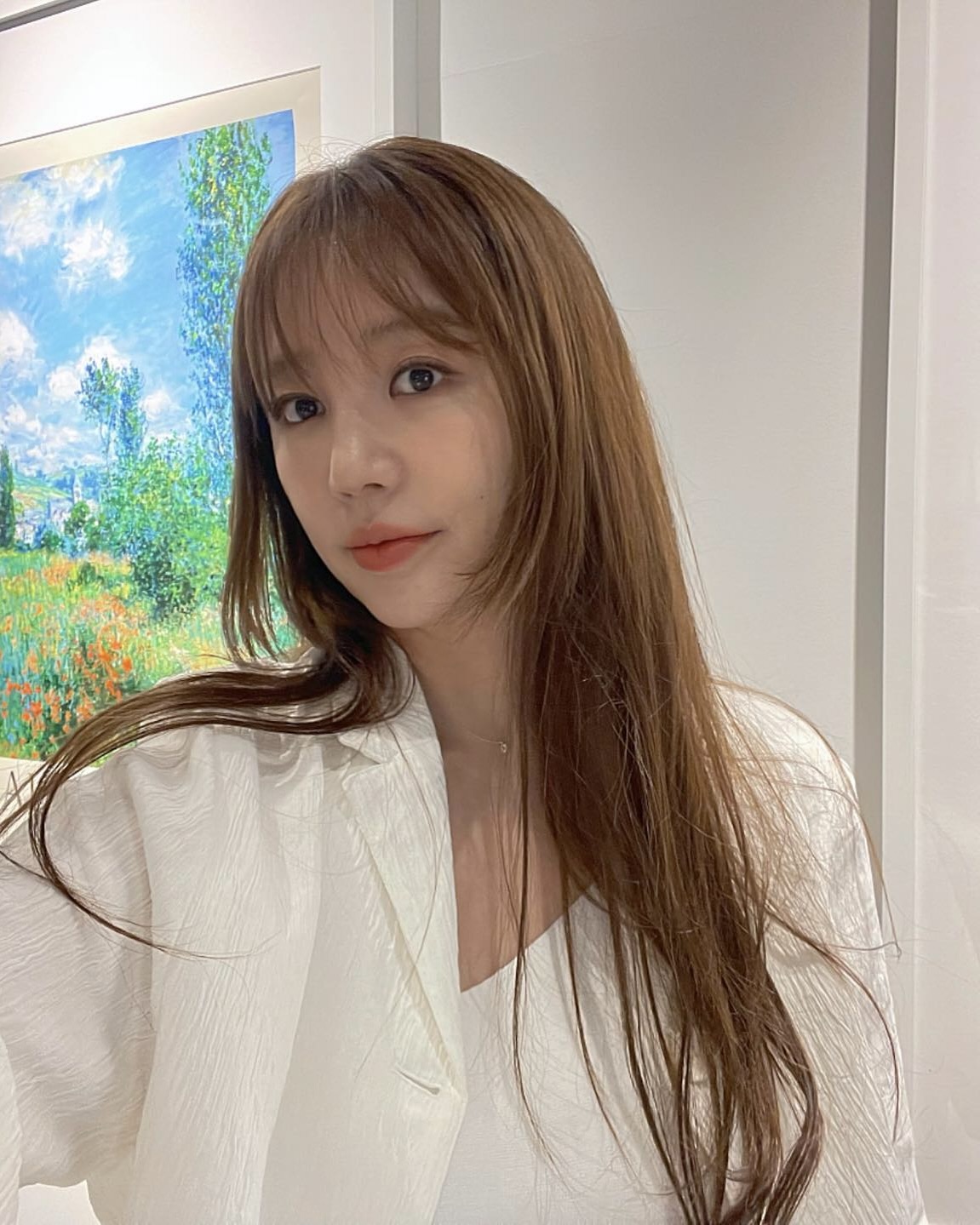 윤은혜 최애 여름 향수 알려줄게😆
여름에 뿌리기 딱 좋은 애착 향수 4가지 리스트🌿 

자꾸 생각나는 윤은혜의 여름 향수, 지금 소개해드릴게요.

1. 로에베 001 맨 오드 퍼퓸 50ml, 18만 원대
베르가못과 만다린으로 시작해, 파우더리한 우디 향으로 마무리되는 향수입니다. 001 우먼 플로럴향과 레이어드하면 매력을 더할 수 있습니다

2. 불리 오 트리쁠 멕시크 튜베로즈 75ml, 20만 원대
튜베로즈 워터 베이스 향수로, 부드럽고 세련된 플로럴 향에 스파이시 클로브와 바닐라, 머스크가 어우러지는향입니다.

3. 메종 프란시스 아쿠아 유니버셜 70ml, 29만 원대
레몬과 머스크가 어우러진 향으로, 산뜻하고 부드럽게 감도는 파우더리한 잔향이 매력적인 향입니다.

4. 톰포드 솔레 디 포지타노 50ml, 40만 원대
레몬과 만다린의 청량한 시트러스에 은은한 꽃향이 어우러진, 산뜻하고 부드러운 여름 향 입니다. 이미지