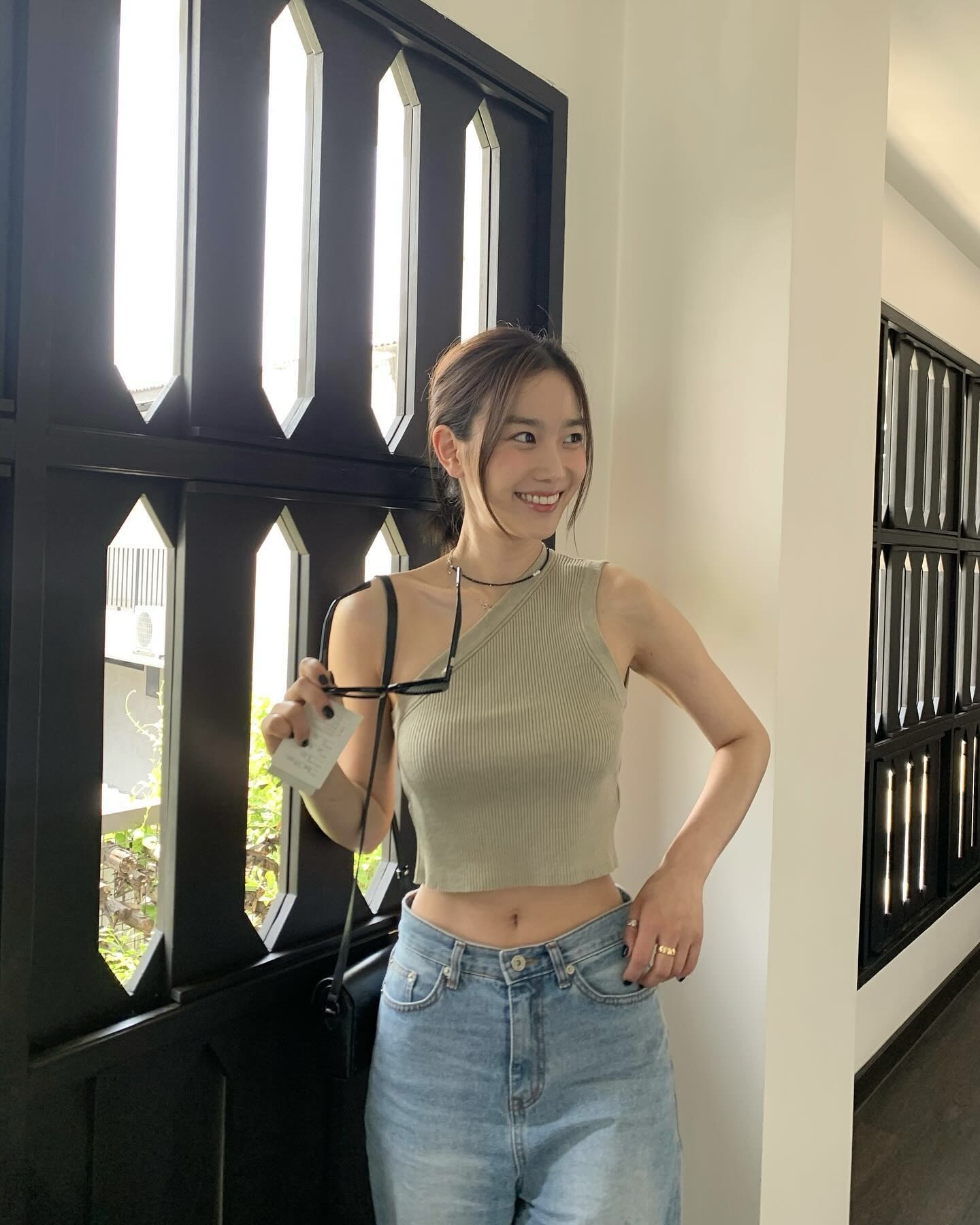한줌 허리 자랑하는 크롭탑👚🤍
핏도 분위기도 살려주는 여름 스타일링 완성✨ 이미지3