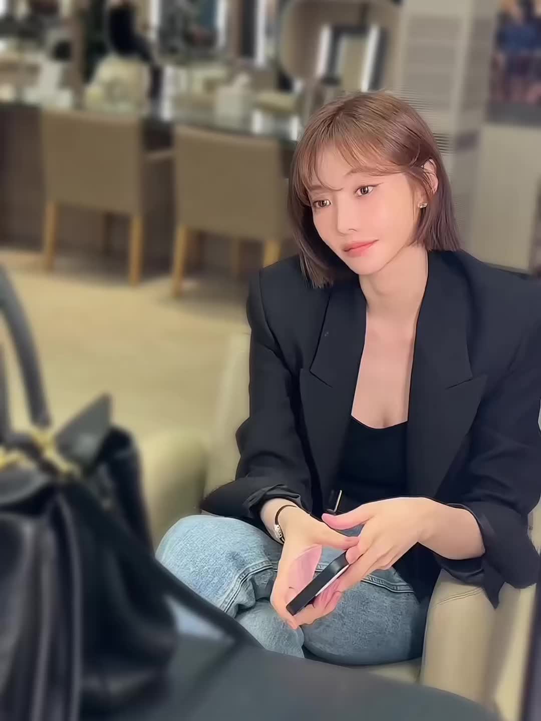 여름 생각🖤💇🏻‍♀️단발병 유발자 고준희 언니 단발비법이 숱이라는데, 얼굴이 다하고 있음❤️ 이미지