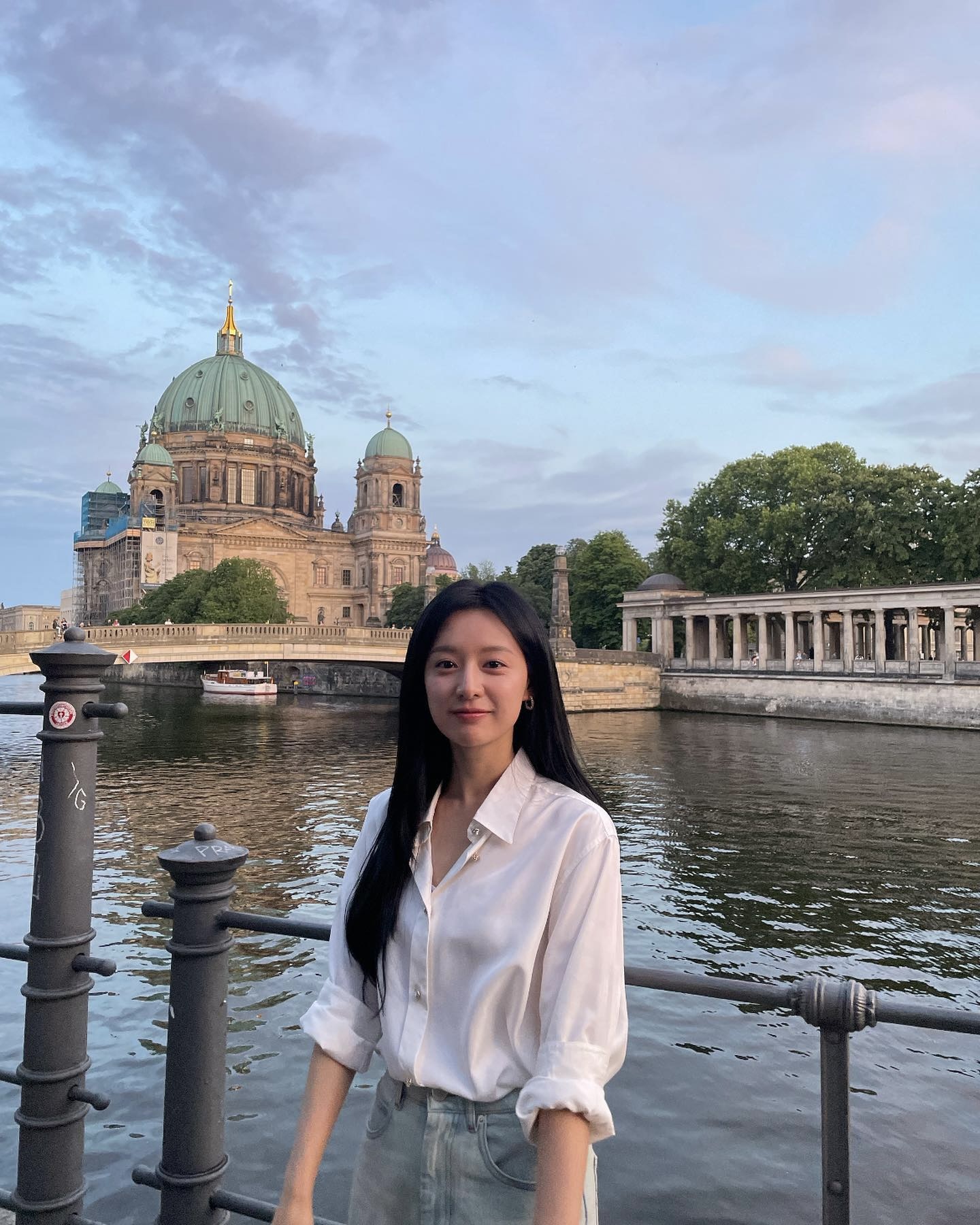 '그 사람 뭔가 달라' 하는 포인트⭐️
은근하게 우아해지는 비결 4가지, 포인트만 쏙쏙 뽑았어요✅

스타일링만으로도 귀티 나는 법, 이 포인트를 확인해 보세요.

1. 진주 액세서리
진주 귀걸이나 목걸이만큼 우아함을 더해주는 아이템도 드뭅니다. 민소매나 반소매 티셔츠에 포인트를 주면 고급스럽게 룩이 업그레이드됩니다. 다만, 과하지 않게 적당한 포인트로 착용해야 합니다.

2. 롱원피스
우아하고 기품 있는 스타일을 완성할 수 있는 롱앤린 원피스는, 길고 슬림한 실루엣으로 체형을 커버하면서도 고급스러운 무드를 더해줍니다. 체형에 맞는 심플하고 베이직한 롱원피스를 갖추는 게 첫 단계입니다. 

3. 클래식한 아이템
 쫓는 것도 좋지만, 심플한 화이트 셔츠와 청바지 조합처럼 클래식하고 심플한 스타일은 시간이 지나도 변하지 않습니다. 베이직한 아이템으로 자신만의 분위기를 살리면 자연스러움과 여유가 느껴지는 스타일을 완성합니다.

4. 린넨 소재
겨울에는 울이 있다면, 여름에는 린넨 소재가 편안한 멋과 세련된 느낌을 줍니다. 리넨 자켓, 셔츠 모두 구김이 가도 내추럴한 고급미의 대명사이며, 통기성이 좋아 여름 아이템으로 제격입니다. 이미지