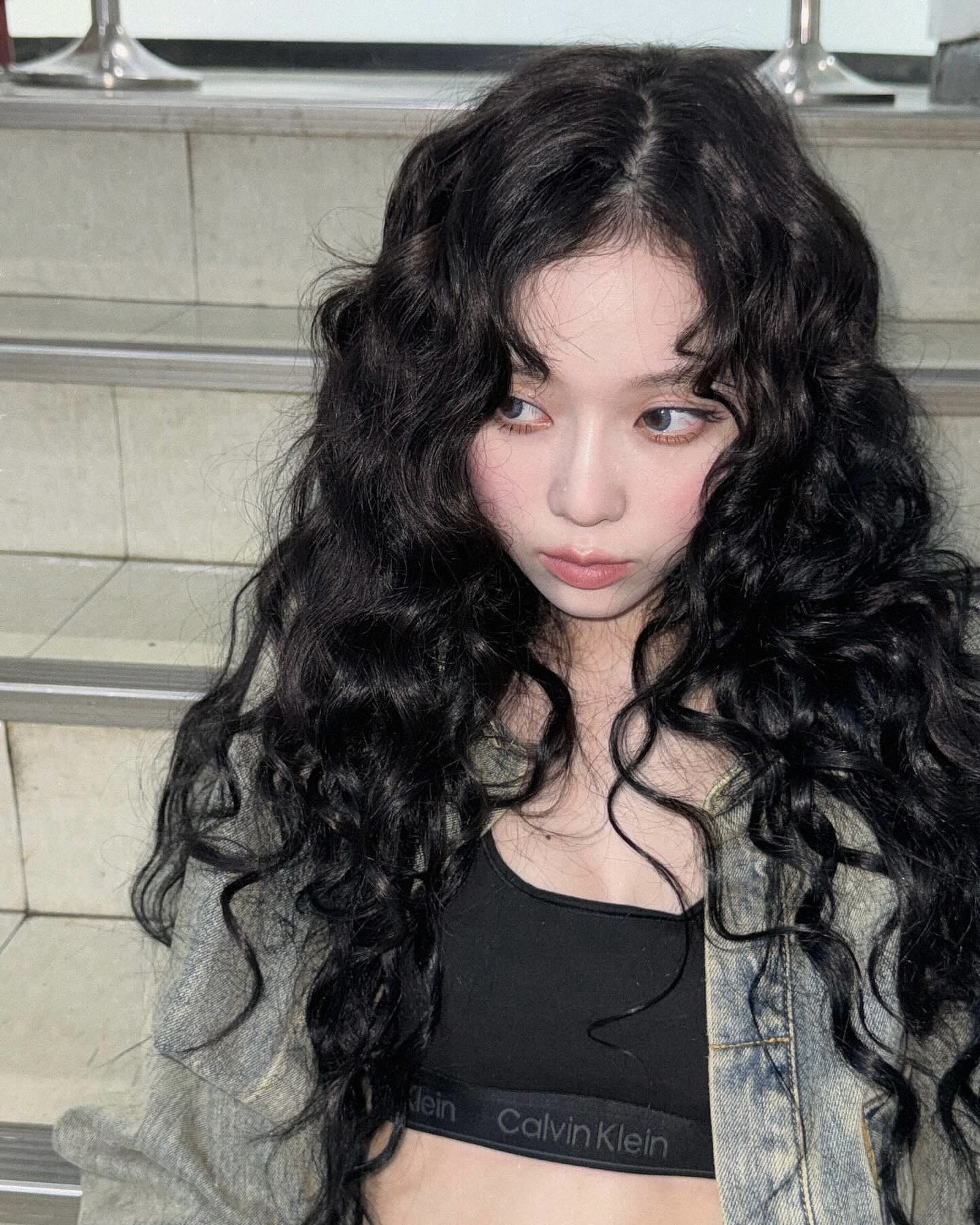 머리 숱 없는 사람, 숱 부자 가능👩🏻‍🦱
요즘 셀럽들 사이 대세는 '젤리펌'. 미용실에 이 사진 들고 가볼까? 이미지