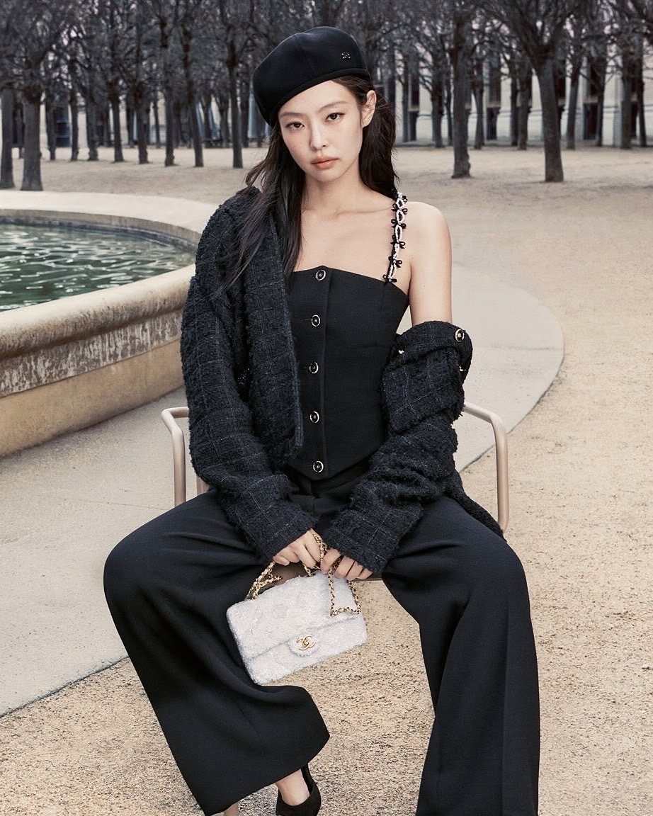 이번 가을은 90년대 감성이야🍁🖤
제니, 파리에서 다시 만난 샤넬의 얼굴🇫🇷샤넬 25/26 프리 컬렉션

샤넬이 제니와 함께한 2025/26 가을-겨울 프리 컬렉션을 공개했습니다. 파리의 팔레 루아얄을 배경으로 촬영된 이번 캠페인은 90년대에서 영감을 받은 룩으로 제니 특유의 시크한 무드를 더하며, 파리지앵 감성을 담았습니다.

올 가을 90년대 감성을 제니와 함께한 샤넬로 미리 참고하세요. 이미지