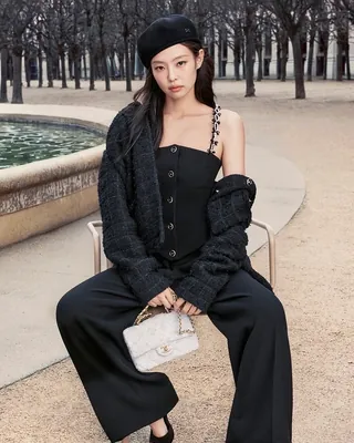 이번 가을은 90년대 감성이야🍁🖤
제니, 파리에서 다시 만난 샤넬의 얼굴🇫🇷샤넬 25/26 프리 컬렉션
샤넬이 제니와 함께한 2025/26 가을-겨울 프리 컬렉션을 공개했습니다. 파리의 팔레 루아얄을 배경으로 촬영된 이번 캠페인은 90년대에서 영감을 받은 룩으로 제니 특유의 시크한 무드를 더하며, 파리지앵 감성을 담았습니다.
올 가을 90년대 감성을 제니와 함께한 샤넬로 미리 참고하세요. 이미지