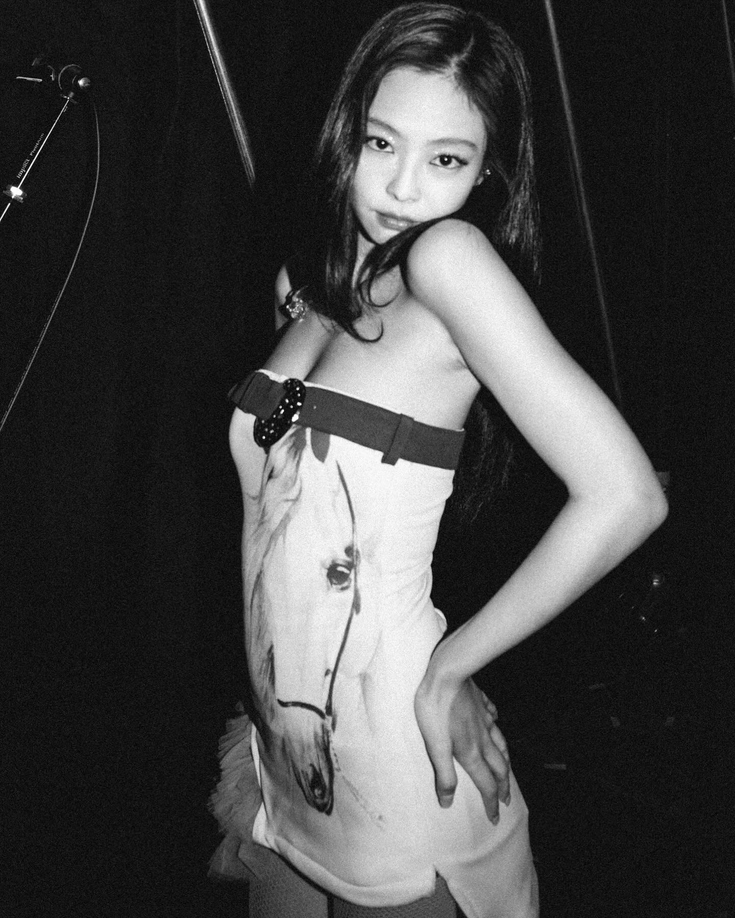 제니는 제니다 뭘입어도 빛나🌟 블랙핑크 월드투어 LA 공연 비하인드에서 포착된 제니 스타일  LA에서 열린 블랙핑크 DEADLINE 월드투어, 제니의 착장은 그 자체로 공연이었습니다.  1. 팔리할리우드 로드니 하비 메모리얼 티셔츠 이 티셔츠는 헐리우드 배우 로드니 하비의 생몰년을 기리는 디자인으로, 다크 네이비 컬러와 자연스러운 디스트로이드 마감이 특징입니다. 제니는 이 티셔츠를 릴렉스한 백스테이지 룩으로 소화했습니다.   2. 2000아카이브스 커스텀 비키니 해당 아이템은 제니만을 위한 단독 브랜드 2000.archives에서 제작한 비키니로, 반복된 “Jennie” 레터링이 시각적으로도 강한 인상을 줍니다. 제니는 이 비키니 위에 레드 레더 재킷을 매치해 도발적이면서도 유쾌한 무드를 연출했습니다.   3. 말 그림 튜브탑 드레스 튜브탑 드레스는 행운을 가져다 주는 말 수채화 일러스트 티셔츠를 커스텀 리폼 아이템으로 추정되며, 가슴선을 드러내는 튜브탑 스타일에 굵은 허리벨트로 포인트를 주었습니다. 이미지