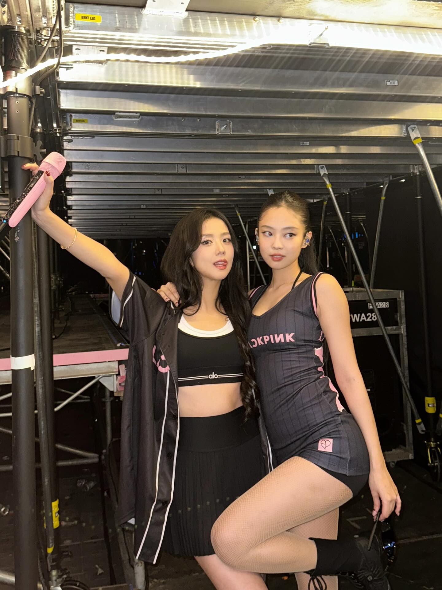 블핑 DEADLINE 콘서트🖤🩷
블랙핑크야 사진 좀 더 풀어줄 수 있겠니...😍🤍 이미지