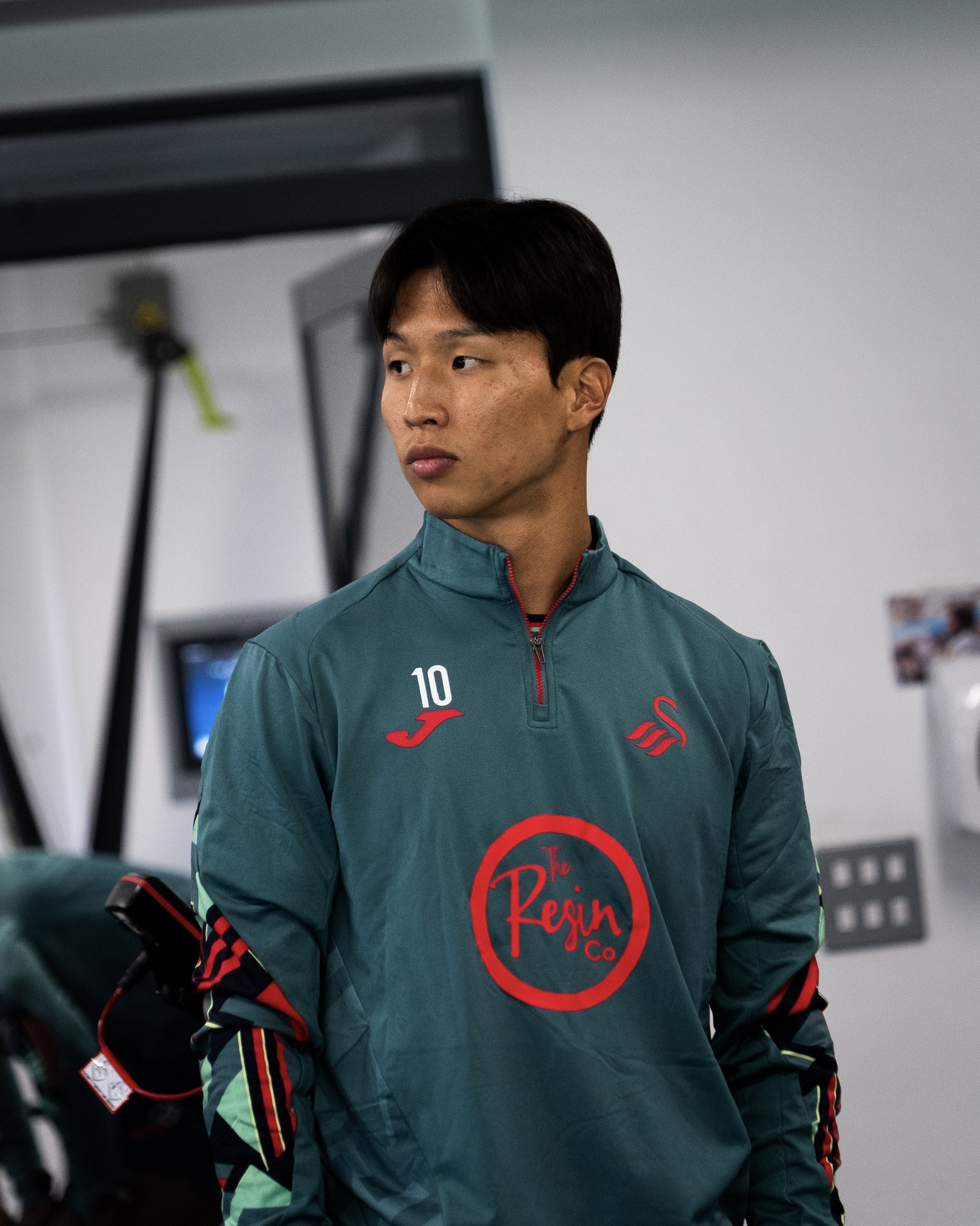 축구를 미식축구로 착각한 걸까?
힙합 전설 스눕 독, 축구팀 스완지 시티의 공동 구단주가 되다🏟️

힙합을 넘어 스포츠에도 깊은 애정을 보여온 스눕 독이, 이번엔 축구계에서 뜻밖의 행보를 보였습니다.

스눕 독은 '언더독' 정신의 대부이자, 빈민가 청소년들의 성장을 위해 유소년 풋볼팀을 운영할 만큼 미식축구를 좋아하고, 직접 참여하기도 하는데요. 그런 그가 스완지 시티의 공동 구단주라는 의외의 선택을 했습니다.

사실 스눕 독은 2010년대 초부터 EPL 경기를 자주 언급해오면서, 축구에 대한 관심을 드러냈는데요. 공공 구단주로 참여를 발표하며 스완지 도시 및 구단을 노동자 계급에 기반한 자부심 강한 존재로 표현했습니다.

스눕 독의 언더독 정신과의 연결점이 있는 스완지 시티. 현재 엄지성 선수의 소속팀으로도 알려져 있는데요. 어려운 상황에서도 다시 일어서는 언더독 정신으로 다음 시즌 1부 리그 승격에 대한 기대도 커지고 있습니다. 이미지4