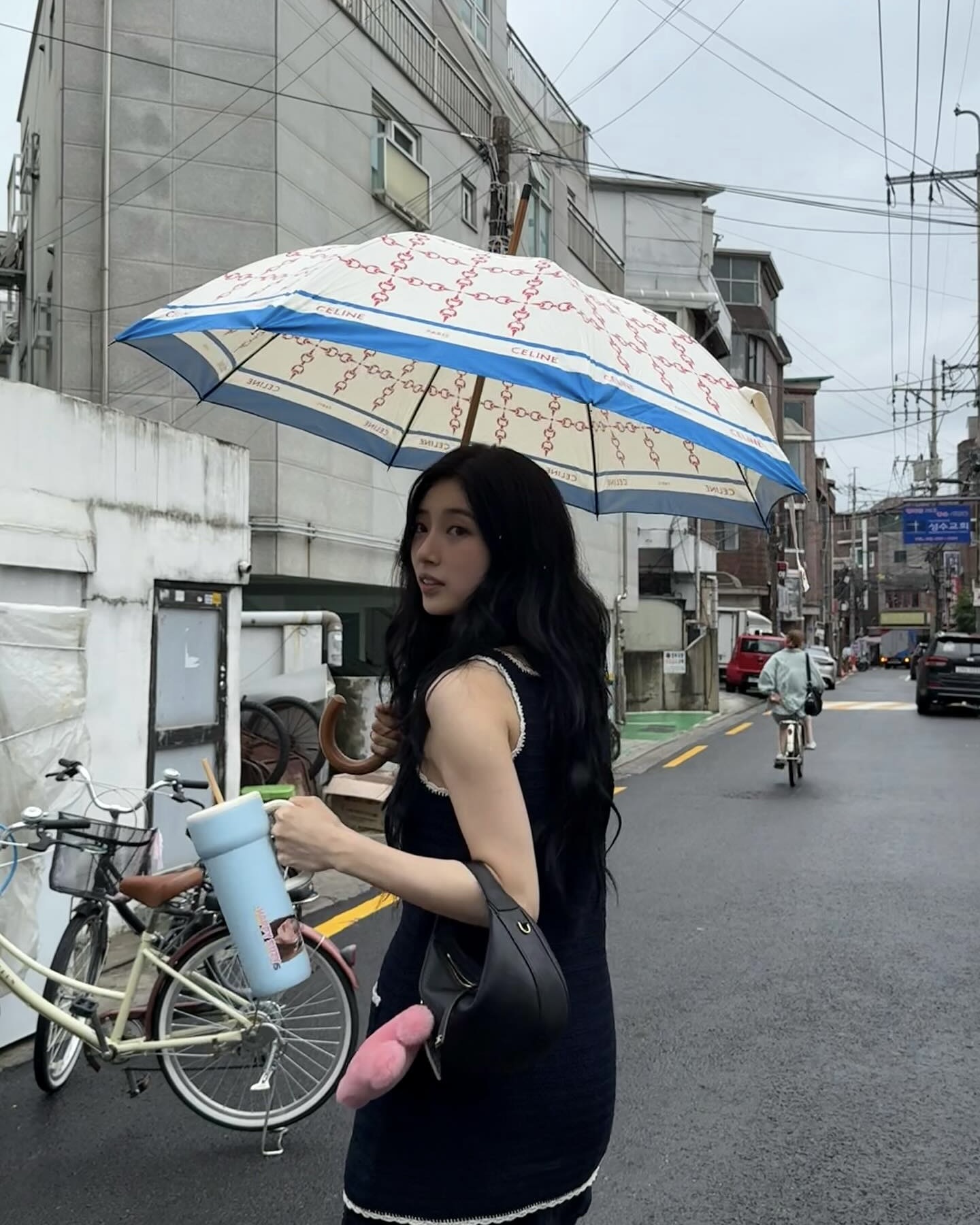 셀린느 공주 수지 장마철 패션☔️🩵
수지 손민수해서 내일 이렇게 입고 나가야지😆 이미지3