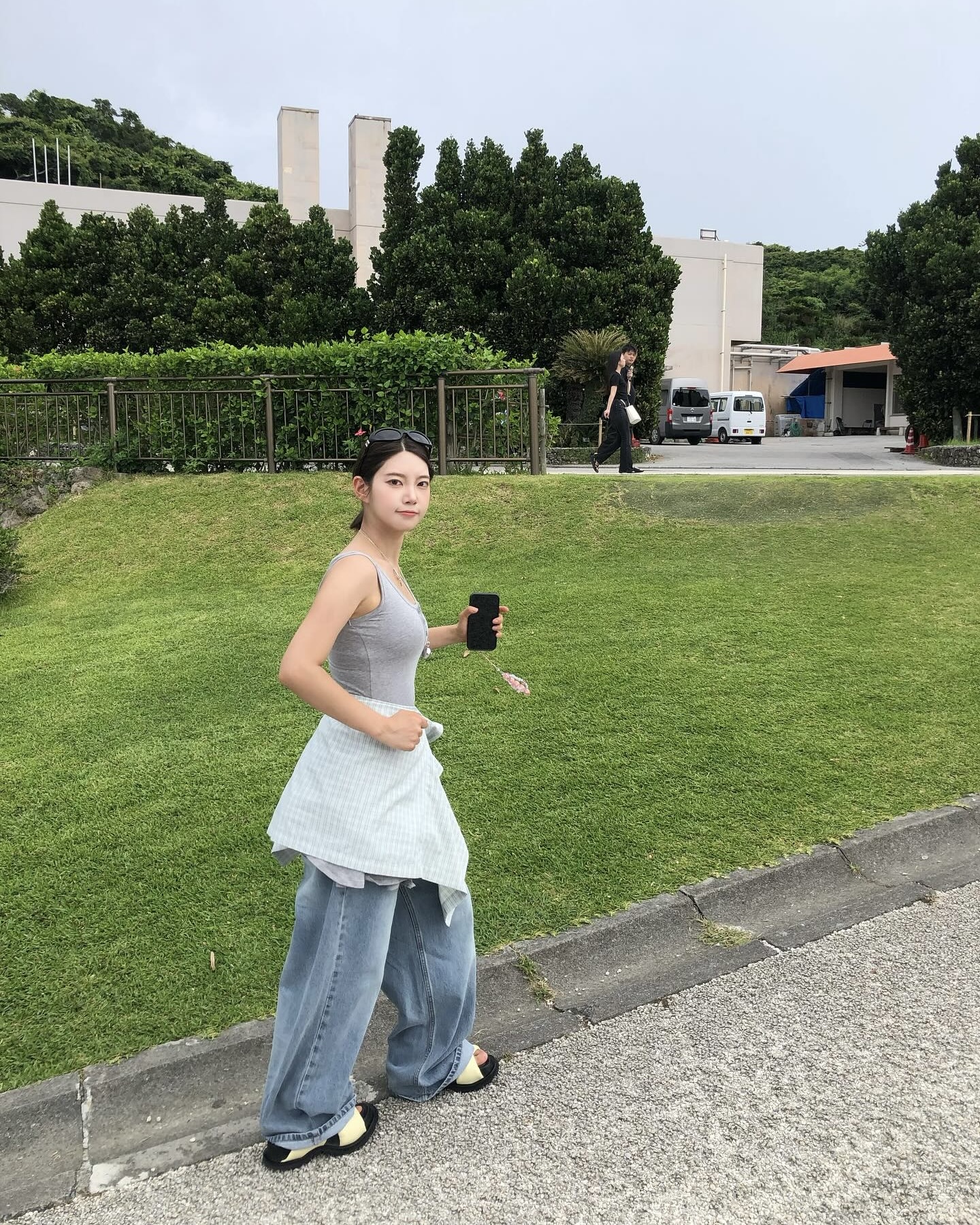 비행기 대신 나언룩 탑승 완료✈️ 낯선 도시엔 어떤 옷이 어울릴까? 나언이 먼저 보여준 여행룩🏖️ 이미지