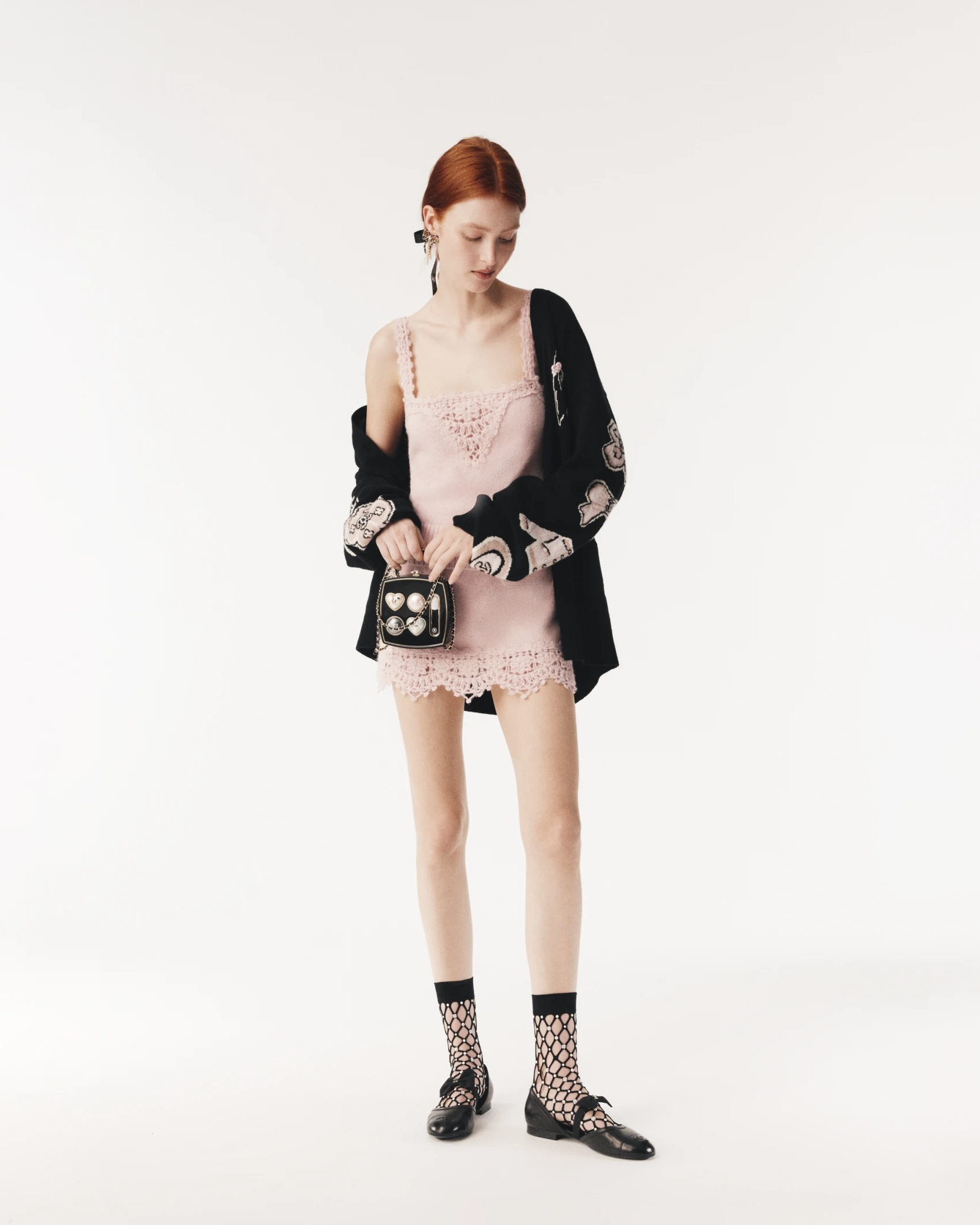 샤넬 25/26 FW 신상백👜🖤
뷰티 감성 담은 샤넬 신상 미노디에르 백 공개 ✨

샤넬이 2025/26 FW 프리 컬렉션에서 ‘메이크업 팔레트 미노디에르’ 백을 공개했습니다.

블랙과 골드의 콤팩트한 케이스 안에는 샤넬의 시그니처인 더블 C 로고, 넘버 5, 섀도우 팁을 형상화한 디테일이 더해져 실제 뷰티 아이템처럼 보이는 것이 특징인데요. ‘미노디에르’는 화장품을 담기 위해 고안된 작은 이브닝 백으로, 이번 샤넬의 신상 백에서도 이러한 특징을 확인할 수 있었습니다.

본 제품은 소량 제작되며, 자세한 정보는 샤넬 공식 채널을 통해 확인해보세요. 이미지5