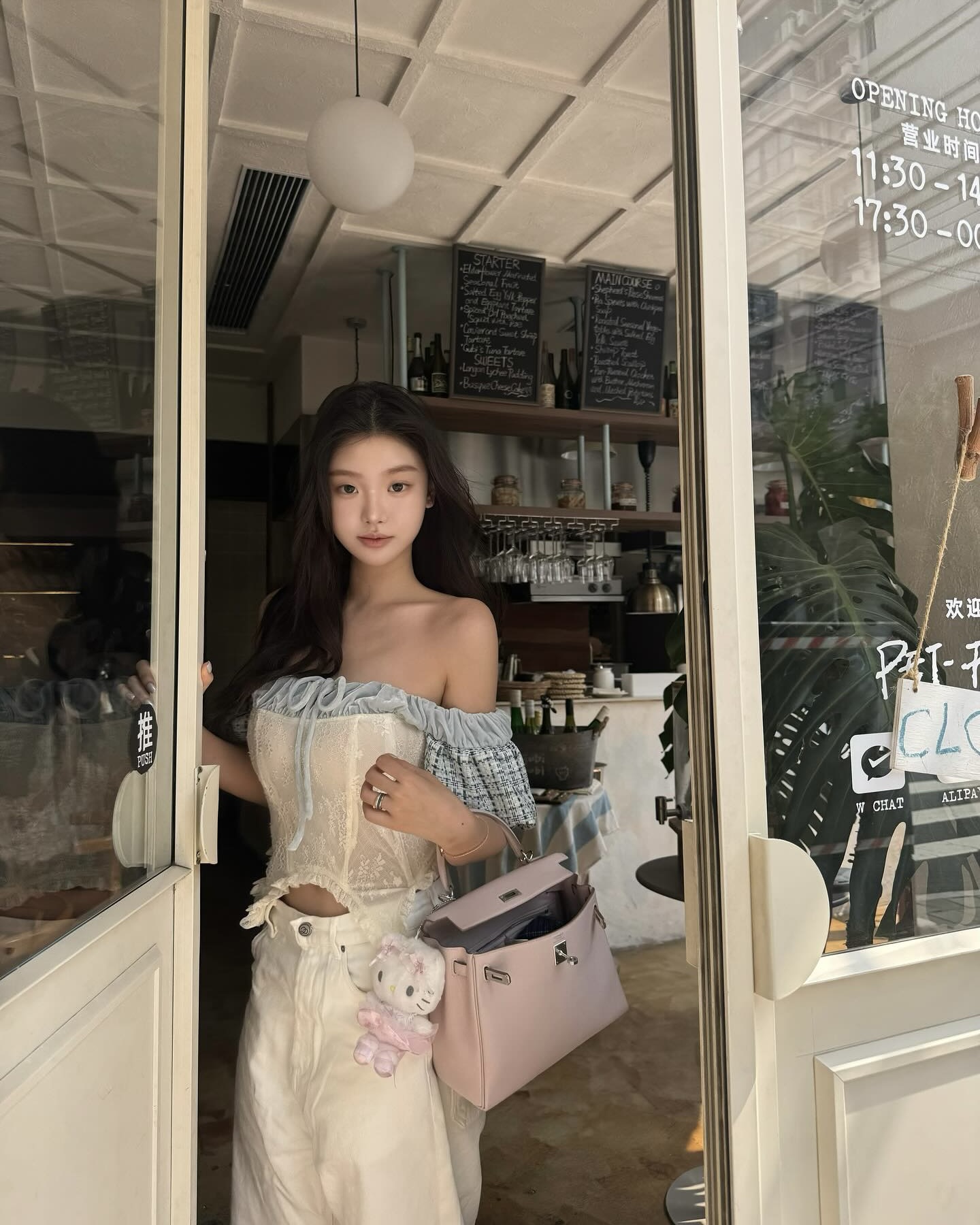 오늘은 오프숄더로 꾸꾸꾸🤍
이런 게 바로 여행룩으로 입기 찰떡 아닌가요?🌿 이미지4