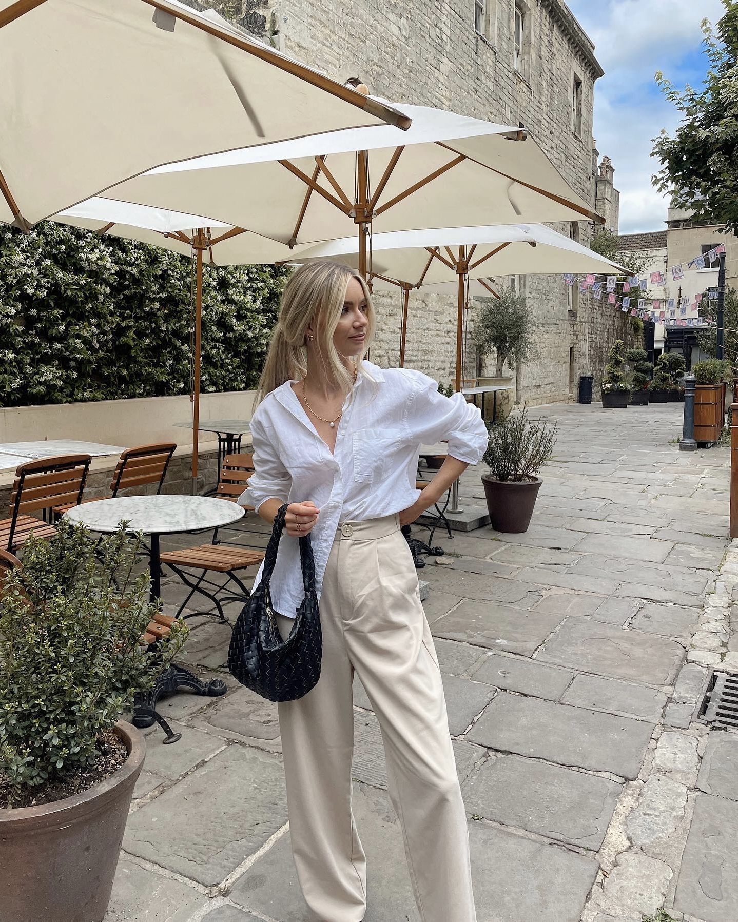 회사, 주말 모두 이 가방이면 OK👜 데일리룩엔 심플한 호보백이 정답, 이렇게 매치해 보세요🖤 이미지