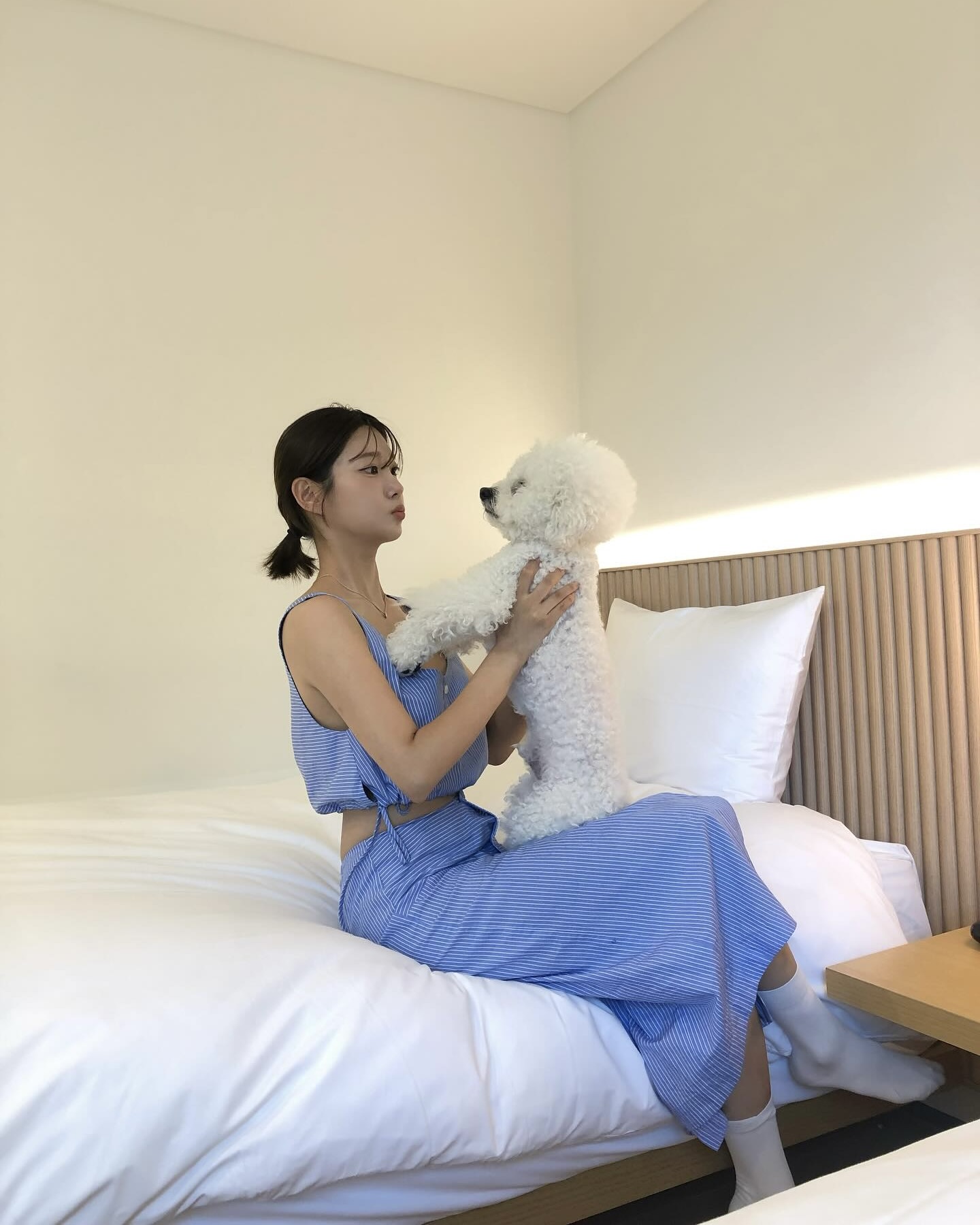 비행기 대신 나언룩 탑승 완료✈️
낯선 도시엔 어떤 옷이 어울릴까? 나언이 먼저 보여준 여행룩🏖️ 이미지4