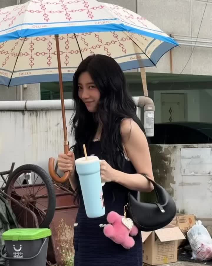 셀린느 공주 수지 장마철 패션☔️🩵 수지 손민수해서 내일 이렇게 입고 나가야지😆 이미지
