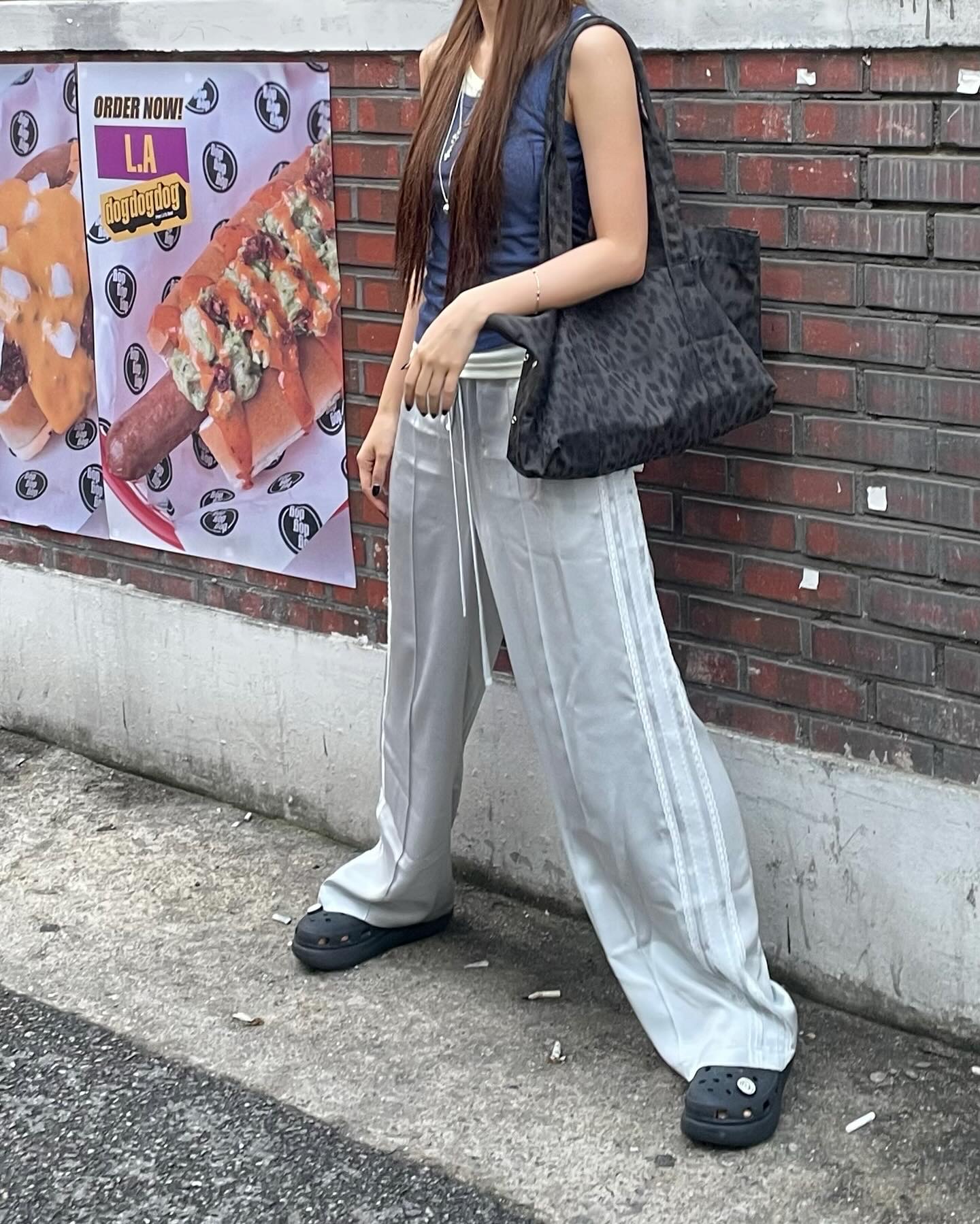 나만 없나?!🐯여름 포인트 레오파드
호피가 과하다고??💛🖤예쁜 언니들이 하는 픽 3가지만 챙겨요!

여름룩에 셀럽들이 데일리로 하는 호피 포인트 3가지 참고해요.

1. 레이브 레오파드 숄더백
슬기가 선택한 레이브 레오파드 가방은 톤 다운 레오파드 패턴과 하프문 쉐입이 포인트입니다. 그레이 튜브탑, 숏 반팔티, 화이트 민소매 등 다양한 룩에 실용성과 감도로 활용도 높은 가방입니다.

2. 레이브 러브 레오파드 그래픽 티셔츠 - 브라운
노제의 레이브 레오파드 티셔츠는 러프한 호피 그래픽과 레터링이 자연스럽게 시선을 끕니다. 반팔티 하나만으로도 존재감을 발휘하며, 어떤 룩에도 어울리는 데일리 포인트 반팔입니다.

3. 아디다스 와이드 레그 새틴 팬츠 - 레오파드
아디다스 레오파드 새틴 팬츠는 광택감과 스트라이프 디테일이 조화를 이루며, 스포티하면서도 우아한 분위기를 연출합니다. 러블리한 러플 블라우스와도 잘 어우러지는 감도 높은 아이템입니다. 이미지2