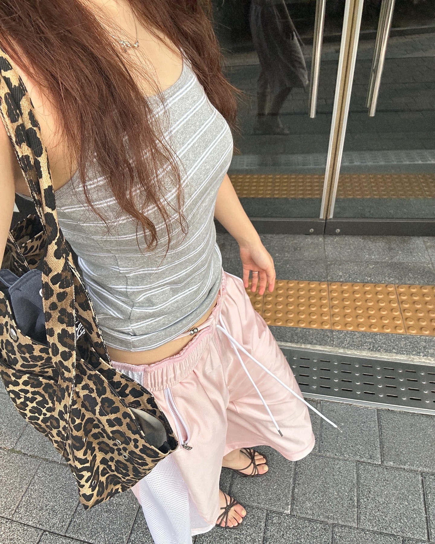 나만 없나?!🐯여름 포인트 레오파드
호피가 과하다고??💛🖤예쁜 언니들이 하는 픽 3가지만 챙겨요!

여름룩에 셀럽들이 데일리로 하는 호피 포인트 3가지 참고해요.

1. 레이브 레오파드 숄더백
슬기가 선택한 레이브 레오파드 가방은 톤 다운 레오파드 패턴과 하프문 쉐입이 포인트입니다. 그레이 튜브탑, 숏 반팔티, 화이트 민소매 등 다양한 룩에 실용성과 감도로 활용도 높은 가방입니다.

2. 레이브 러브 레오파드 그래픽 티셔츠 - 브라운
노제의 레이브 레오파드 티셔츠는 러프한 호피 그래픽과 레터링이 자연스럽게 시선을 끕니다. 반팔티 하나만으로도 존재감을 발휘하며, 어떤 룩에도 어울리는 데일리 포인트 반팔입니다.

3. 아디다스 와이드 레그 새틴 팬츠 - 레오파드
아디다스 레오파드 새틴 팬츠는 광택감과 스트라이프 디테일이 조화를 이루며, 스포티하면서도 우아한 분위기를 연출합니다. 러블리한 러플 블라우스와도 잘 어우러지는 감도 높은 아이템입니다. 이미지4