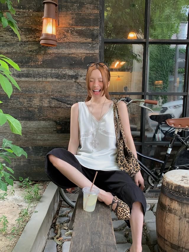 나만 없나?!🐯여름 포인트 레오파드
호피가 과하다고??💛🖤예쁜 언니들이 하는 픽 3가지만 챙겨요!

여름룩에 셀럽들이 데일리로 하는 호피 포인트 3가지 참고해요.

1. 레이브 레오파드 숄더백
슬기가 선택한 레이브 레오파드 가방은 톤 다운 레오파드 패턴과 하프문 쉐입이 포인트입니다. 그레이 튜브탑, 숏 반팔티, 화이트 민소매 등 다양한 룩에 실용성과 감도로 활용도 높은 가방입니다.

2. 레이브 러브 레오파드 그래픽 티셔츠 - 브라운
노제의 레이브 레오파드 티셔츠는 러프한 호피 그래픽과 레터링이 자연스럽게 시선을 끕니다. 반팔티 하나만으로도 존재감을 발휘하며, 어떤 룩에도 어울리는 데일리 포인트 반팔입니다.

3. 아디다스 와이드 레그 새틴 팬츠 - 레오파드
아디다스 레오파드 새틴 팬츠는 광택감과 스트라이프 디테일이 조화를 이루며, 스포티하면서도 우아한 분위기를 연출합니다. 러블리한 러플 블라우스와도 잘 어우러지는 감도 높은 아이템입니다. 이미지6