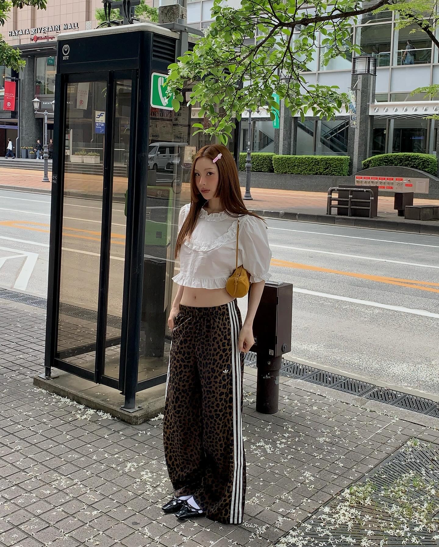 나만 없나?!🐯여름 포인트 레오파드
호피가 과하다고??💛🖤예쁜 언니들이 하는 픽 3가지만 챙겨요!

여름룩에 셀럽들이 데일리로 하는 호피 포인트 3가지 참고해요.

1. 레이브 레오파드 숄더백
슬기가 선택한 레이브 레오파드 가방은 톤 다운 레오파드 패턴과 하프문 쉐입이 포인트입니다. 그레이 튜브탑, 숏 반팔티, 화이트 민소매 등 다양한 룩에 실용성과 감도로 활용도 높은 가방입니다.

2. 레이브 러브 레오파드 그래픽 티셔츠 - 브라운
노제의 레이브 레오파드 티셔츠는 러프한 호피 그래픽과 레터링이 자연스럽게 시선을 끕니다. 반팔티 하나만으로도 존재감을 발휘하며, 어떤 룩에도 어울리는 데일리 포인트 반팔입니다.

3. 아디다스 와이드 레그 새틴 팬츠 - 레오파드
아디다스 레오파드 새틴 팬츠는 광택감과 스트라이프 디테일이 조화를 이루며, 스포티하면서도 우아한 분위기를 연출합니다. 러블리한 러플 블라우스와도 잘 어우러지는 감도 높은 아이템입니다. 이미지10