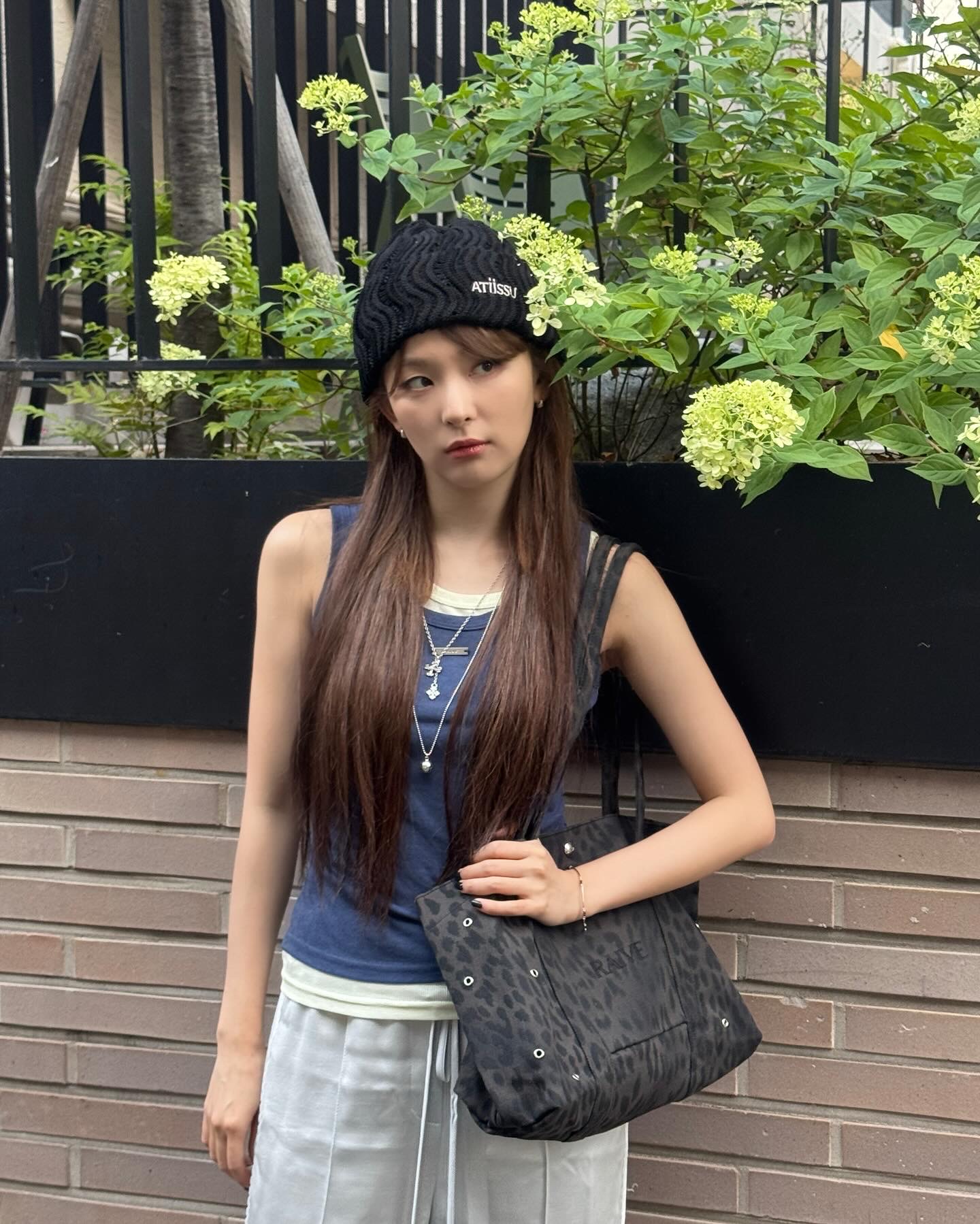 나만 없나?!🐯여름 포인트 레오파드 호피가 과하다고??💛🖤예쁜 언니들이 하는 픽 3가지만 챙겨요!  여름룩에 셀럽들이 데일리로 하는 호피 포인트 3가지 참고해요.  1. 레이브 레오파드 숄더백 슬기가 선택한 레이브 레오파드 가방은 톤 다운 레오파드 패턴과 하프문 쉐입이 포인트입니다. 그레이 튜브탑, 숏 반팔티, 화이트 민소매 등 다양한 룩에 실용성과 감도로 활용도 높은 가방입니다.  2. 레이브 러브 레오파드 그래픽 티셔츠 - 브라운 노제의 레이브 레오파드 티셔츠는 러프한 호피 그래픽과 레터링이 자연스럽게 시선을 끕니다. 반팔티 하나만으로도 존재감을 발휘하며, 어떤 룩에도 어울리는 데일리 포인트 반팔입니다.  3. 아디다스 와이드 레그 새틴 팬츠 - 레오파드 아디다스 레오파드 새틴 팬츠는 광택감과 스트라이프 디테일이 조화를 이루며, 스포티하면서도 우아한 분위기를 연출합니다. 러블리한 러플 블라우스와도 잘 어우러지는 감도 높은 아이템입니다. 이미지