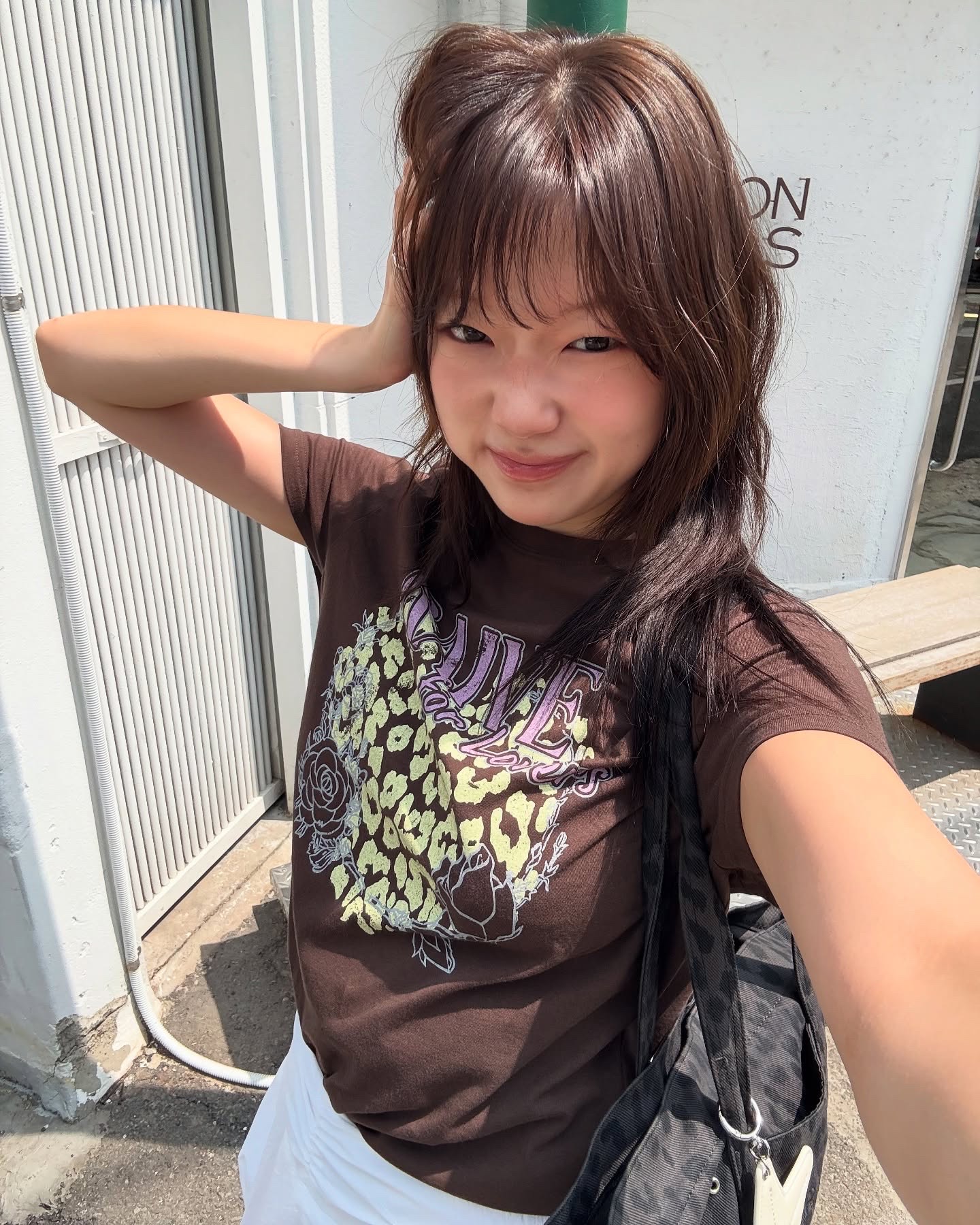 나만 없나?!🐯여름 포인트 레오파드
호피가 과하다고??💛🖤예쁜 언니들이 하는 픽 3가지만 챙겨요!

여름룩에 셀럽들이 데일리로 하는 호피 포인트 3가지 참고해요.

1. 레이브 레오파드 숄더백
슬기가 선택한 레이브 레오파드 가방은 톤 다운 레오파드 패턴과 하프문 쉐입이 포인트입니다. 그레이 튜브탑, 숏 반팔티, 화이트 민소매 등 다양한 룩에 실용성과 감도로 활용도 높은 가방입니다.

2. 레이브 러브 레오파드 그래픽 티셔츠 - 브라운
노제의 레이브 레오파드 티셔츠는 러프한 호피 그래픽과 레터링이 자연스럽게 시선을 끕니다. 반팔티 하나만으로도 존재감을 발휘하며, 어떤 룩에도 어울리는 데일리 포인트 반팔입니다.

3. 아디다스 와이드 레그 새틴 팬츠 - 레오파드
아디다스 레오파드 새틴 팬츠는 광택감과 스트라이프 디테일이 조화를 이루며, 스포티하면서도 우아한 분위기를 연출합니다. 러블리한 러플 블라우스와도 잘 어우러지는 감도 높은 아이템입니다. 이미지8
