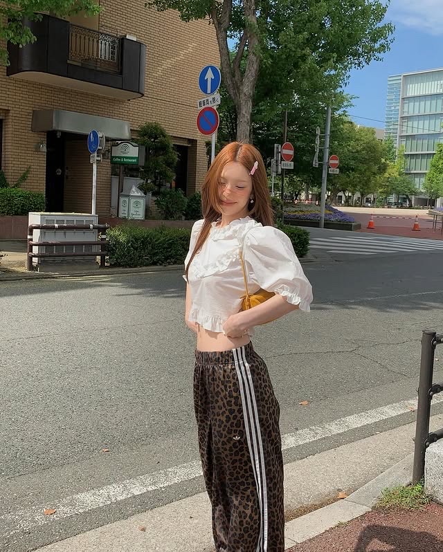 나만 없나?!🐯여름 포인트 레오파드
호피가 과하다고??💛🖤예쁜 언니들이 하는 픽 3가지만 챙겨요!

여름룩에 셀럽들이 데일리로 하는 호피 포인트 3가지 참고해요.

1. 레이브 레오파드 숄더백
슬기가 선택한 레이브 레오파드 가방은 톤 다운 레오파드 패턴과 하프문 쉐입이 포인트입니다. 그레이 튜브탑, 숏 반팔티, 화이트 민소매 등 다양한 룩에 실용성과 감도로 활용도 높은 가방입니다.

2. 레이브 러브 레오파드 그래픽 티셔츠 - 브라운
노제의 레이브 레오파드 티셔츠는 러프한 호피 그래픽과 레터링이 자연스럽게 시선을 끕니다. 반팔티 하나만으로도 존재감을 발휘하며, 어떤 룩에도 어울리는 데일리 포인트 반팔입니다.

3. 아디다스 와이드 레그 새틴 팬츠 - 레오파드
아디다스 레오파드 새틴 팬츠는 광택감과 스트라이프 디테일이 조화를 이루며, 스포티하면서도 우아한 분위기를 연출합니다. 러블리한 러플 블라우스와도 잘 어우러지는 감도 높은 아이템입니다. 이미지9
