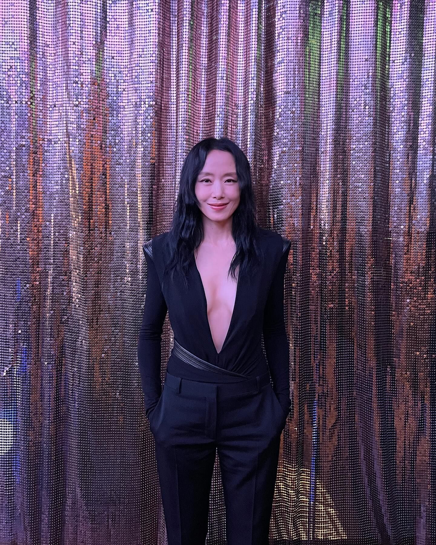 이건 진짜🖤🐲전도연 언니 클래스
현장이 숨 멎은 10초😦🎥베르사체를 이렇게 멋지게 소화하다니

전도연의 등장과 베르사체 룩은 청룡영화상 피날레를 압도했습니다.

청룡영화상의 마지막 시상자로 전도연이 등장하자 객석은 순식간에 숨을 죽였습니다. 단 한 걸음에 현장의 긴장감이 정지되었고, 추영우와 이병헌의 놀란 표정은 생중계 화면에서 그대로 포착되어 “전도연 클래스”라는 반응과 함께 온라인에서 빠르게 확산되었습니다.

전도연이 착용한 베르사체 2025 FW 룩은 블랙 벨벳을 기반으로 어깨를 강조한 테일러링, 실버 쥬얼과 금장 버튼이 절묘하게 어우러진 쿠튀르 디자인으로 구성되어 있으며, 도나텔라 베르사체가 말한 ‘강인한 아름다움’이 완벽하게 구현된 의상이었습니다.

“그냥 걷기만 했을 뿐인데 장면이 완성됐다”는 반응처럼, 이번 피날레는 단순한 드레스업이 아닌 ‘상징의 완성’에 가까웠습니다. 여배우의 서사와 브랜드의 메시지가 완벽하게 포개진 순간, 전도연은 다시 한번 왜 ‘전도연’인지 스스로 입증했습니다. 이미지4