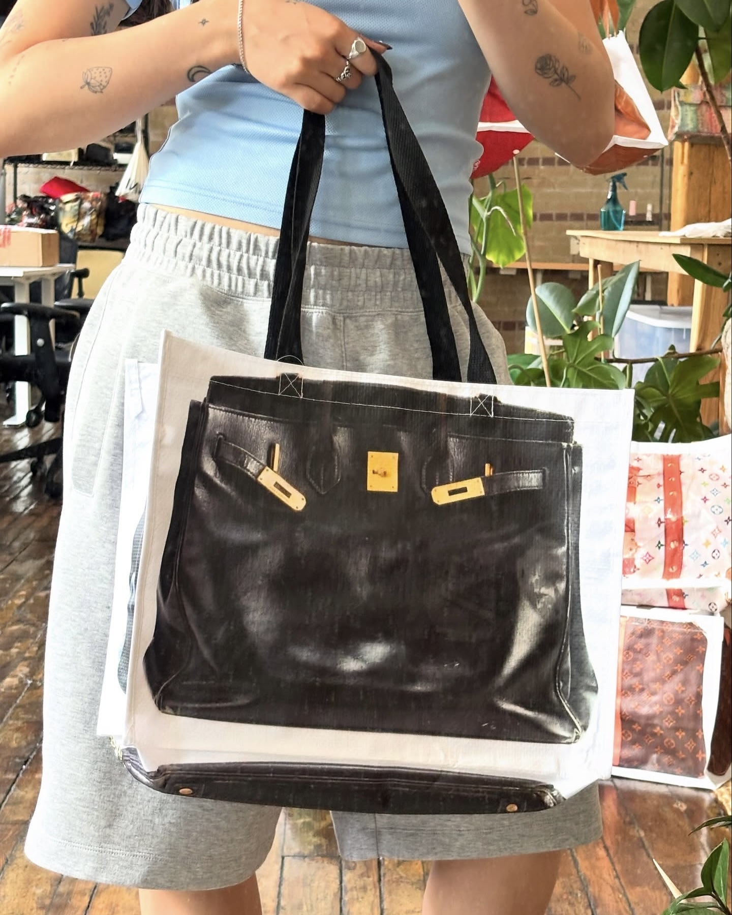 장바구니 패션의 새로운 시대🛒🛍
스타일리스트 베네다 카터도 사랑에 빠진 그 '장바구니'

토론토에서 시작된 'grocerybags'는 환경을 생각하는 마음과 기발한 유머를 담아 패션의 새로운 기준을 제시하고 있습니다.

해외에서 뜨거운 감자로 떠오른 'grocerybags'. 에르메스 버킨백을 프린팅한 타포린백 디자인처럼, 익숙한 장바구니를 고급스러운 패션 아이템으로 변신시켰습니다.

이 장바구니의 핵심은 '새것'이나 '완벽함'만이 가치 있다는 고정관념에 도전하는 것입니다. 오히려 오래 사용되어 낡고 해진 물건이 그 안에 담긴 역사와 이야기로 더 큰 가치를 지닐 수 있음을 보여줍니다.

'grocerybags'는 단순히 소비를 넘어, 사람들을 이어주고 웃음을 선물합니다. 삶을 너무 심각하게 보지 않고 유쾌하게 즐기자는 메시지를 패션을 통해 전달하며, 착용하는 사람과 보는 사람 모두에게 긍정적인 에너지를 나누고 있습니다. 이미지2