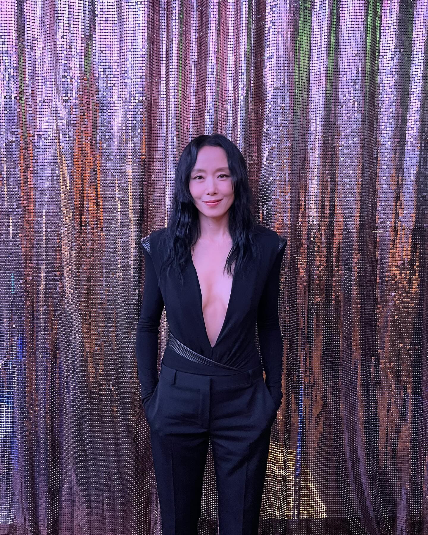 이건 진짜🖤🐲전도연 언니 클래스
현장이 숨 멎은 10초😦🎥베르사체를 이렇게 멋지게 소화하다니

전도연의 등장과 베르사체 룩은 청룡영화상 피날레를 압도했습니다.

청룡영화상의 마지막 시상자로 전도연이 등장하자 객석은 순식간에 숨을 죽였습니다. 단 한 걸음에 현장의 긴장감이 정지되었고, 추영우와 이병헌의 놀란 표정은 생중계 화면에서 그대로 포착되어 “전도연 클래스”라는 반응과 함께 온라인에서 빠르게 확산되었습니다.

전도연이 착용한 베르사체 2025 FW 룩은 블랙 벨벳을 기반으로 어깨를 강조한 테일러링, 실버 쥬얼과 금장 버튼이 절묘하게 어우러진 쿠튀르 디자인으로 구성되어 있으며, 도나텔라 베르사체가 말한 ‘강인한 아름다움’이 완벽하게 구현된 의상이었습니다.

“그냥 걷기만 했을 뿐인데 장면이 완성됐다”는 반응처럼, 이번 피날레는 단순한 드레스업이 아닌 ‘상징의 완성’에 가까웠습니다. 여배우의 서사와 브랜드의 메시지가 완벽하게 포개진 순간, 전도연은 다시 한번 왜 ‘전도연’인지 스스로 입증했습니다. 이미지3