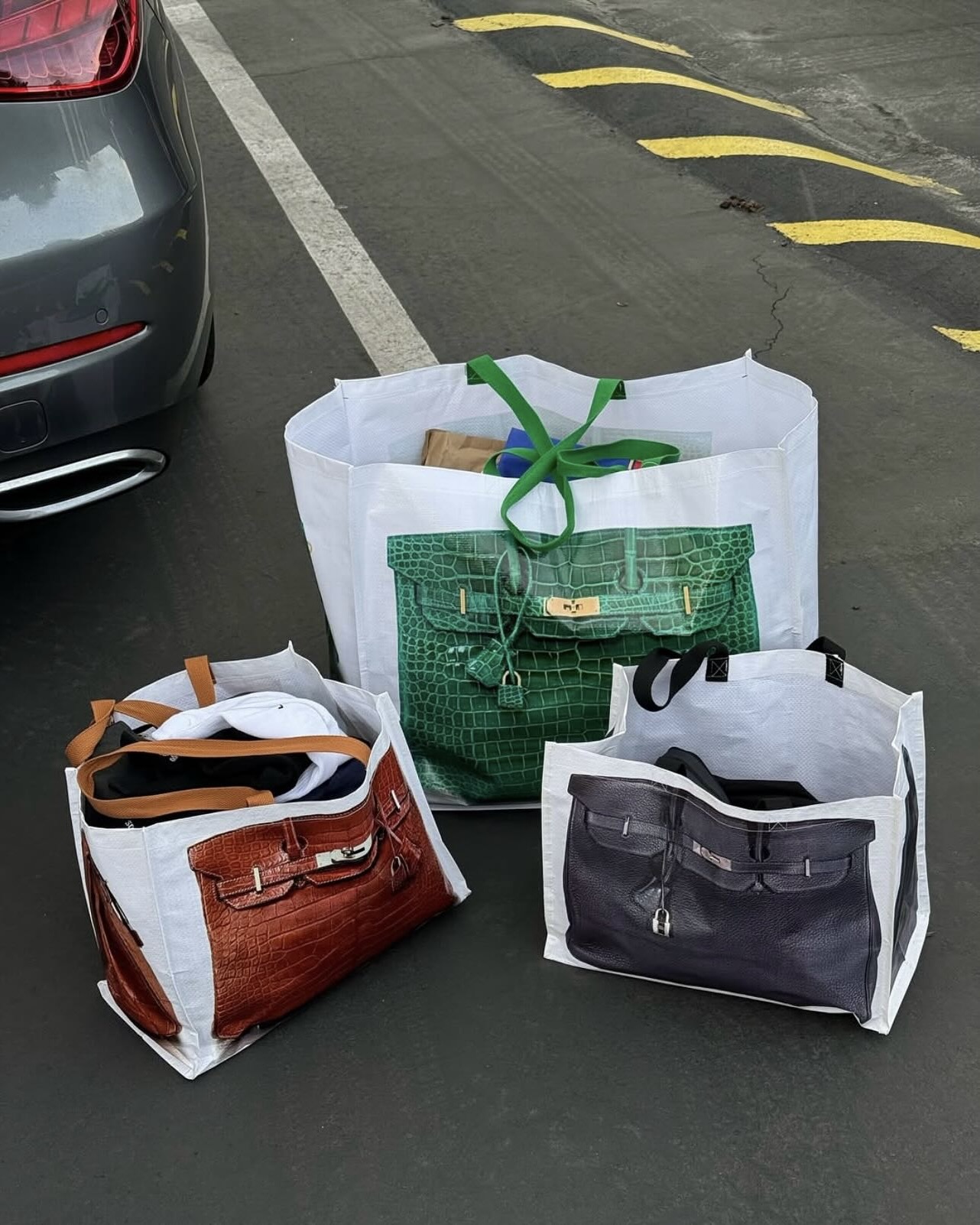 장바구니 패션의 새로운 시대🛒🛍
스타일리스트 베네다 카터도 사랑에 빠진 그 '장바구니'

토론토에서 시작된 'grocerybags'는 환경을 생각하는 마음과 기발한 유머를 담아 패션의 새로운 기준을 제시하고 있습니다.

해외에서 뜨거운 감자로 떠오른 'grocerybags'. 에르메스 버킨백을 프린팅한 타포린백 디자인처럼, 익숙한 장바구니를 고급스러운 패션 아이템으로 변신시켰습니다.

이 장바구니의 핵심은 '새것'이나 '완벽함'만이 가치 있다는 고정관념에 도전하는 것입니다. 오히려 오래 사용되어 낡고 해진 물건이 그 안에 담긴 역사와 이야기로 더 큰 가치를 지닐 수 있음을 보여줍니다.

'grocerybags'는 단순히 소비를 넘어, 사람들을 이어주고 웃음을 선물합니다. 삶을 너무 심각하게 보지 않고 유쾌하게 즐기자는 메시지를 패션을 통해 전달하며, 착용하는 사람과 보는 사람 모두에게 긍정적인 에너지를 나누고 있습니다. 이미지4