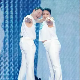 저.. 러브버그 너무 보고싶다🦟🦟 25년 싸이흠뻑교(?) 하이라이트🌊🐳 자꾸 더 지독하게 똑같아…. 이미지