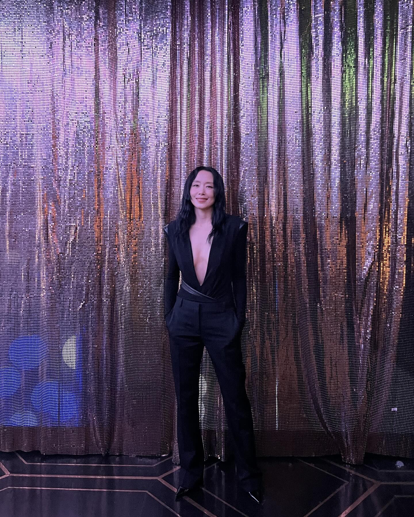 이건 진짜🖤🐲전도연 언니 클래스
현장이 숨 멎은 10초😦🎥베르사체를 이렇게 멋지게 소화하다니

전도연의 등장과 베르사체 룩은 청룡영화상 피날레를 압도했습니다.

청룡영화상의 마지막 시상자로 전도연이 등장하자 객석은 순식간에 숨을 죽였습니다. 단 한 걸음에 현장의 긴장감이 정지되었고, 추영우와 이병헌의 놀란 표정은 생중계 화면에서 그대로 포착되어 “전도연 클래스”라는 반응과 함께 온라인에서 빠르게 확산되었습니다.

전도연이 착용한 베르사체 2025 FW 룩은 블랙 벨벳을 기반으로 어깨를 강조한 테일러링, 실버 쥬얼과 금장 버튼이 절묘하게 어우러진 쿠튀르 디자인으로 구성되어 있으며, 도나텔라 베르사체가 말한 ‘강인한 아름다움’이 완벽하게 구현된 의상이었습니다.

“그냥 걷기만 했을 뿐인데 장면이 완성됐다”는 반응처럼, 이번 피날레는 단순한 드레스업이 아닌 ‘상징의 완성’에 가까웠습니다. 여배우의 서사와 브랜드의 메시지가 완벽하게 포개진 순간, 전도연은 다시 한번 왜 ‘전도연’인지 스스로 입증했습니다. 이미지2