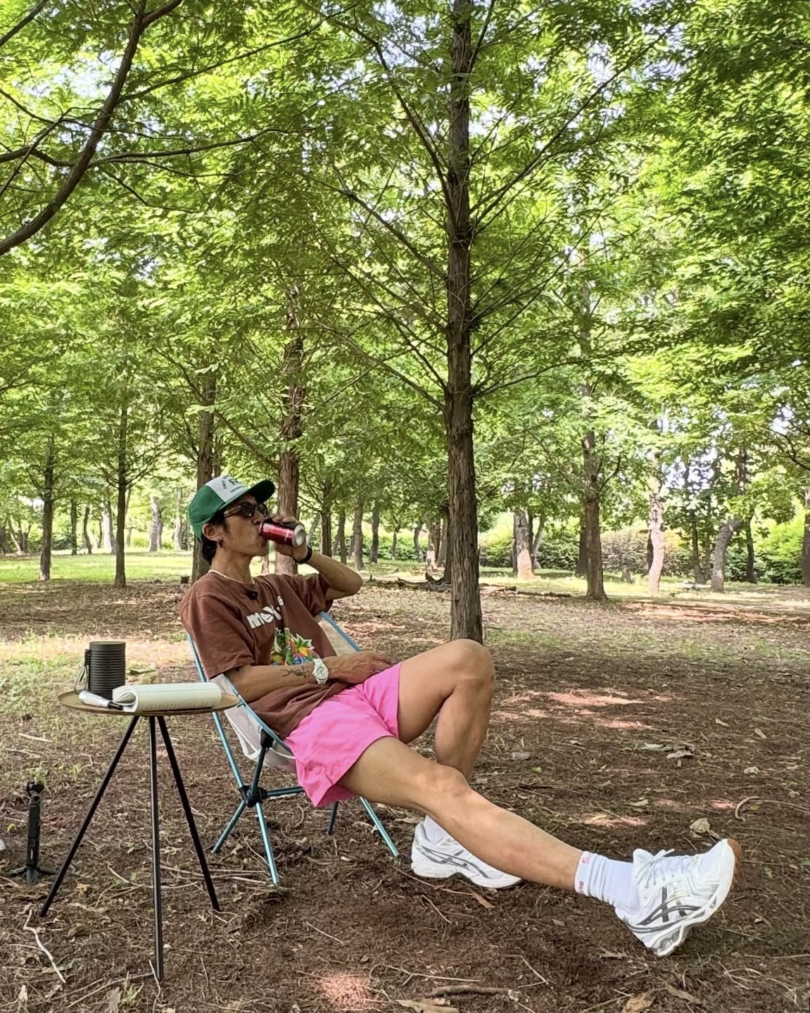 가수 빽가의 남다른 신발 사랑
캠핑과 라이딩, 그의 일상을 책임지는 스니커즈 아이템 2가지👟

독보적인 패션 감각으로 주목받는 코요태 빽가의 매력적인 스니커즈를 확인해 보세요.

반스 올드스쿨 플레임 블랙 2017
반스의 아이코닉한 올드스쿨 실루엣에 강렬한 불꽃 그래픽이 더해져 스트리트 무드를 극대화한 모델입니다. 스니커즈의 확실한 포인트로 반항적인 스타일의 정점을 보여주었습니다.

아페쎄 x 아식스 젤 카야노 14
아식스의 젤카야노 14에 아페쎄의 감성을 더한 협업 제품입니다. 실버 컬러의 포인트가 룩에 세련된 활력을 제공하여, 스포티하면서도 감각적인 캠핑 룩을 연출했습니다. 이미지5