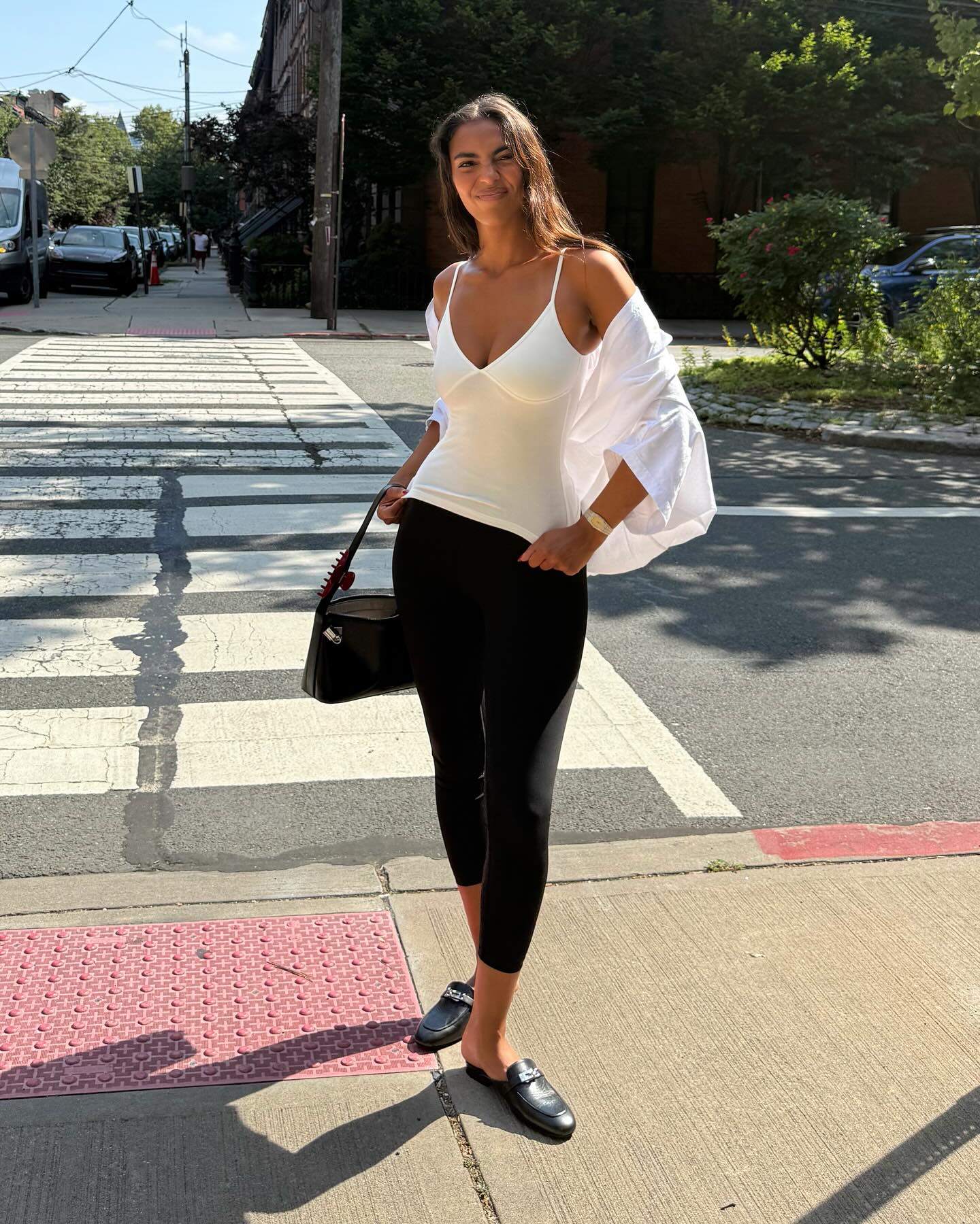 레깅스의 정답🤍🖤아다놀라
카프리 버전으로 보는 궁극템🏃🏻‍♀️😎지금부터 가을까지 온종일템

레깅스 기본 공식 아다놀라 카프리 버전을 확인하세요.

아다놀라는 영국 애슬레저 브랜드로, 정제된 실루엣의 ‘궁극의 레깅스’로 많은 팬들의 사랑을 받아왔습니다. 하이웨이스트 핏과 유연한 소재가 움직임을 감싸주며, 어느 코디든 만족시켜줍니다.

최근 주목받는 카프리 버전은 무릎 아래로 떨어지는 7부 기장과 매트한 질감, 허리 쪽 로고가 특징입니다. 운동복 같지 않은 세련된 디자인은 요가, 브런치, 여행지 어디서나 감각적으로 완성해줍니다.

화이트 셔츠에 로퍼를 더한 도시적 룩, 브라톱과 샌들의 여름 무드, 맨투맨과 플랫슈즈의 파리지앵 감성까지 다양한 셀럽 스타일은 카프리 레깅스 하나로도 완성도 높은 스타일링이 가능합니다. 이미지10