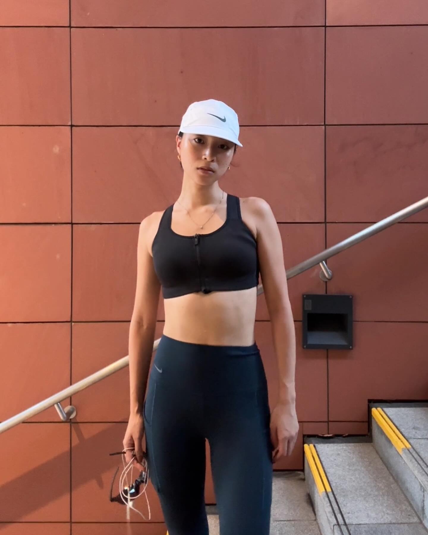 사쿠라코가 선택한 여름 러닝룩🏃🏻‍♀️ 달리는 순간에도 스타일은 완벽하게 러너의 여름 필수템 3️⃣  러닝에도 패션 감각을 더하고 싶다면, 이 아이템들을 추천합니다.   1. 나이키 드라이핏 플라이 스우시 캡, 3만 원대 햇빛을 차단하면서도 스타일을 해치지 않는 화이트 러닝 캡은 여름 러너의 필수템입니다. 사쿠라코가 선택한 이 캡은 장시간 착용해도 쾌적함을 유지해 주며, 어떤 러닝룩에도 무난하게 어울립니다.  2. 나이키 에어로스위프트 드라이핏 쇼츠, 9만 원대 사쿠라코의 러닝 착장에서 자주 보이는 아이템은 나이키의 블랙 쇼츠입니다. 이 팬츠는 수분을 빠르게 발산하는 소재로 제작돼 러너에게 안성맞춤입니다. 탱크톱과 매치해 실용적인 스타일을 완성하면서, 양쪽의 로고 플레이가 힙한 무드를 더해 줍니다.  3. 애플 유선 이어폰, 2만 원대 다시 돌아온 트렌드일까요? 요즘 들어 유선 이어폰 사용자들이 눈에 띄게 늘고 있습니다. 배터리 걱정 없이 사용할 수 있는 줄이어폰은 킥 아이템. 러닝 중에도 사운드를 포기하지 않는 사쿠라코의 러닝코어. 이미지
