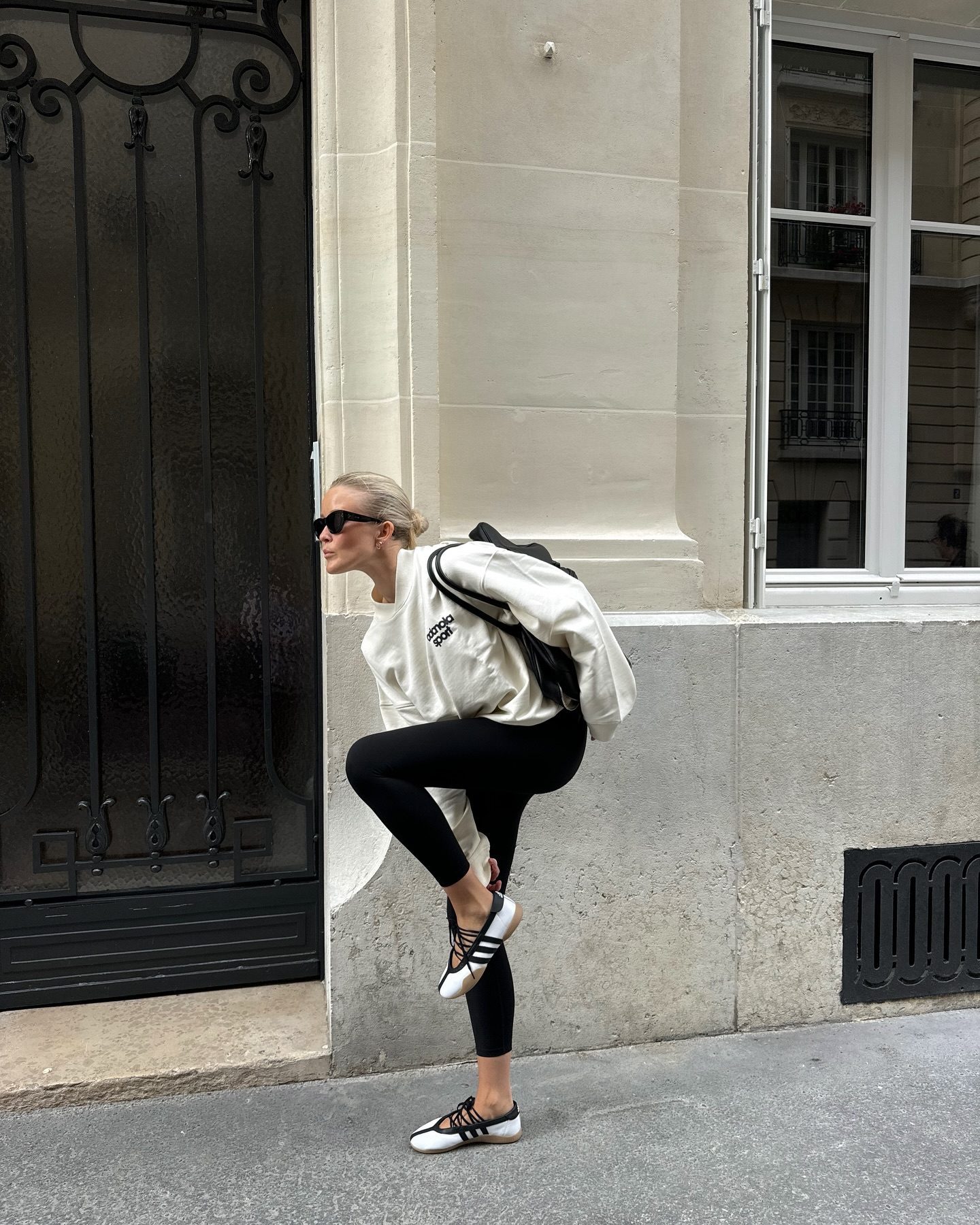 레깅스의 정답🤍🖤아다놀라
카프리 버전으로 보는 궁극템🏃🏻‍♀️😎지금부터 가을까지 온종일템

레깅스 기본 공식 아다놀라 카프리 버전을 확인하세요.

아다놀라는 영국 애슬레저 브랜드로, 정제된 실루엣의 ‘궁극의 레깅스’로 많은 팬들의 사랑을 받아왔습니다. 하이웨이스트 핏과 유연한 소재가 움직임을 감싸주며, 어느 코디든 만족시켜줍니다.

최근 주목받는 카프리 버전은 무릎 아래로 떨어지는 7부 기장과 매트한 질감, 허리 쪽 로고가 특징입니다. 운동복 같지 않은 세련된 디자인은 요가, 브런치, 여행지 어디서나 감각적으로 완성해줍니다.

화이트 셔츠에 로퍼를 더한 도시적 룩, 브라톱과 샌들의 여름 무드, 맨투맨과 플랫슈즈의 파리지앵 감성까지 다양한 셀럽 스타일은 카프리 레깅스 하나로도 완성도 높은 스타일링이 가능합니다. 이미지8