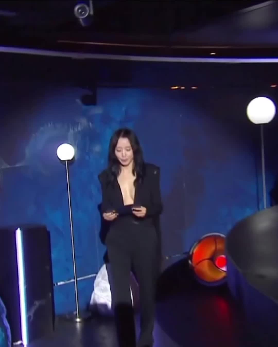 이건 진짜🖤🐲전도연 언니 클래스 현장이 숨 멎은 10초😦🎥베르사체를 이렇게 멋지게 소화하다니  전도연의 등장과 베르사체 룩은 청룡영화상 피날레를 압도했습니다.  청룡영화상의 마지막 시상자로 전도연이 등장하자 객석은 순식간에 숨을 죽였습니다. 단 한 걸음에 현장의 긴장감이 정지되었고, 추영우와 이병헌의 놀란 표정은 생중계 화면에서 그대로 포착되어 “전도연 클래스”라는 반응과 함께 온라인에서 빠르게 확산되었습니다.  전도연이 착용한 베르사체 2025 FW 룩은 블랙 벨벳을 기반으로 어깨를 강조한 테일러링, 실버 쥬얼과 금장 버튼이 절묘하게 어우러진 쿠튀르 디자인으로 구성되어 있으며, 도나텔라 베르사체가 말한 ‘강인한 아름다움’이 완벽하게 구현된 의상이었습니다.  “그냥 걷기만 했을 뿐인데 장면이 완성됐다”는 반응처럼, 이번 피날레는 단순한 드레스업이 아닌 ‘상징의 완성’에 가까웠습니다. 여배우의 서사와 브랜드의 메시지가 완벽하게 포개진 순간, 전도연은 다시 한번 왜 ‘전도연’인지 스스로 입증했습니다. 이미지