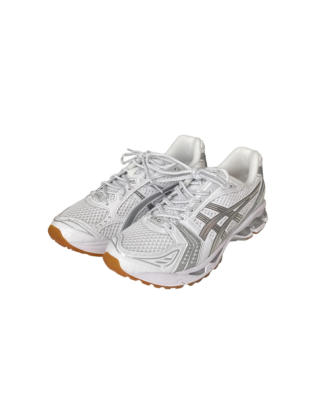 가수 빽가의 남다른 신발 사랑
캠핑과 라이딩, 그의 일상을 책임지는 스니커즈 아이템 2가지👟

독보적인 패션 감각으로 주목받는 코요태 빽가의 매력적인 스니커즈를 확인해 보세요.

반스 올드스쿨 플레임 블랙 2017
반스의 아이코닉한 올드스쿨 실루엣에 강렬한 불꽃 그래픽이 더해져 스트리트 무드를 극대화한 모델입니다. 스니커즈의 확실한 포인트로 반항적인 스타일의 정점을 보여주었습니다.

아페쎄 x 아식스 젤 카야노 14
아식스의 젤카야노 14에 아페쎄의 감성을 더한 협업 제품입니다. 실버 컬러의 포인트가 룩에 세련된 활력을 제공하여, 스포티하면서도 감각적인 캠핑 룩을 연출했습니다. 이미지7